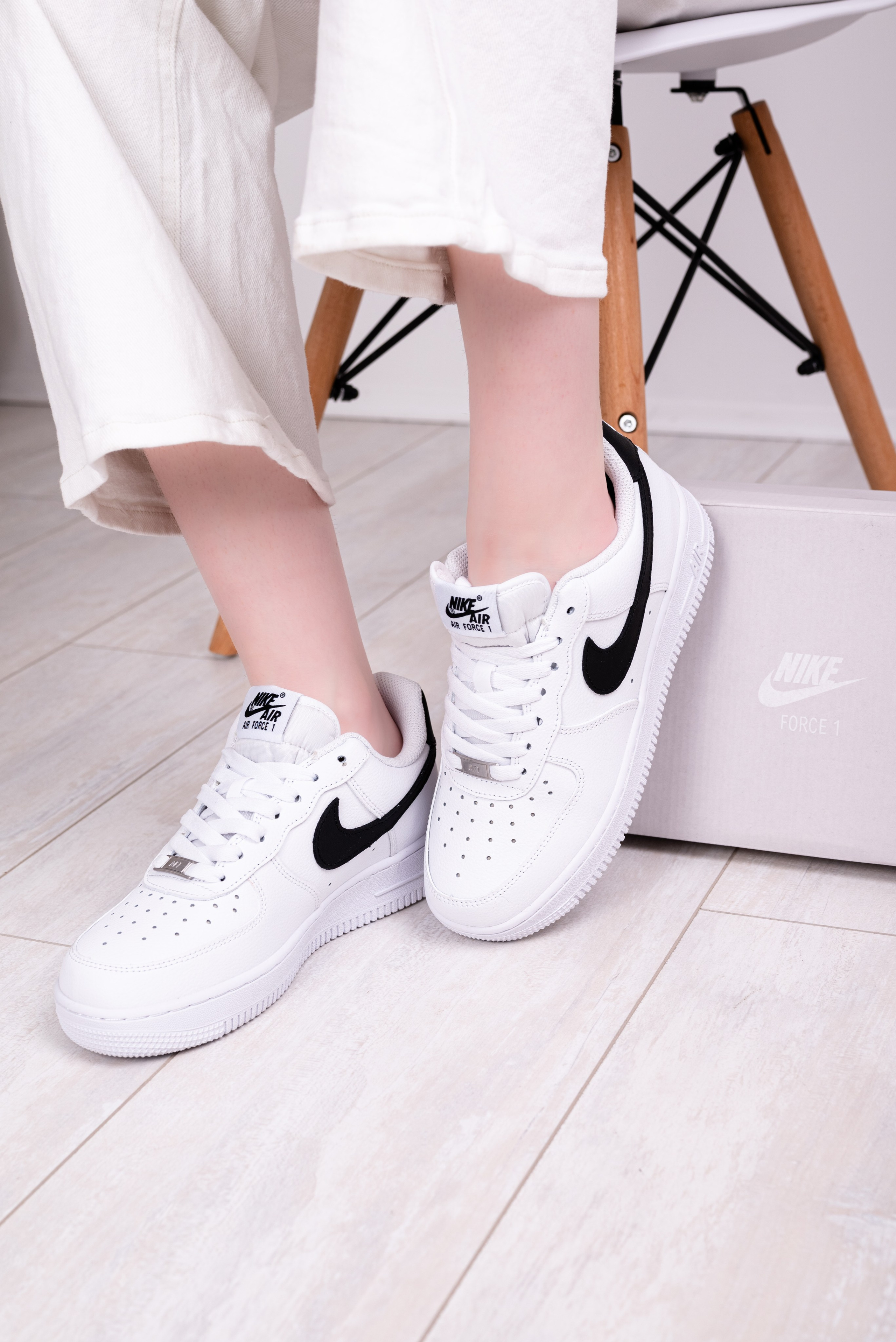 Кроссовки в студии. Предметный фотограф, фото для маркетплейсов Пятигорск, КМВ