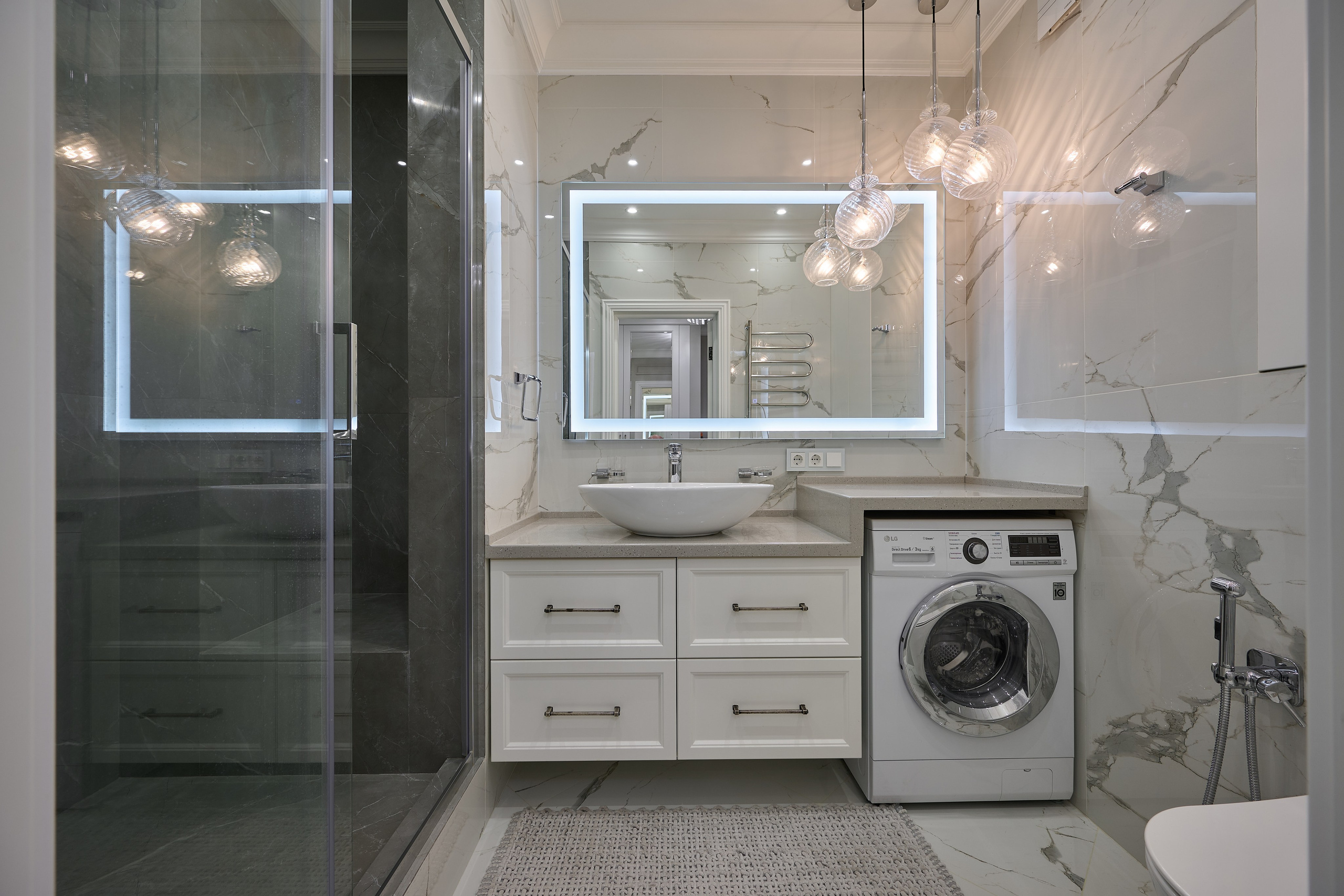 ванная комната светлые плитки прямоугольное зеркало с подсветкой белые шкафчики  