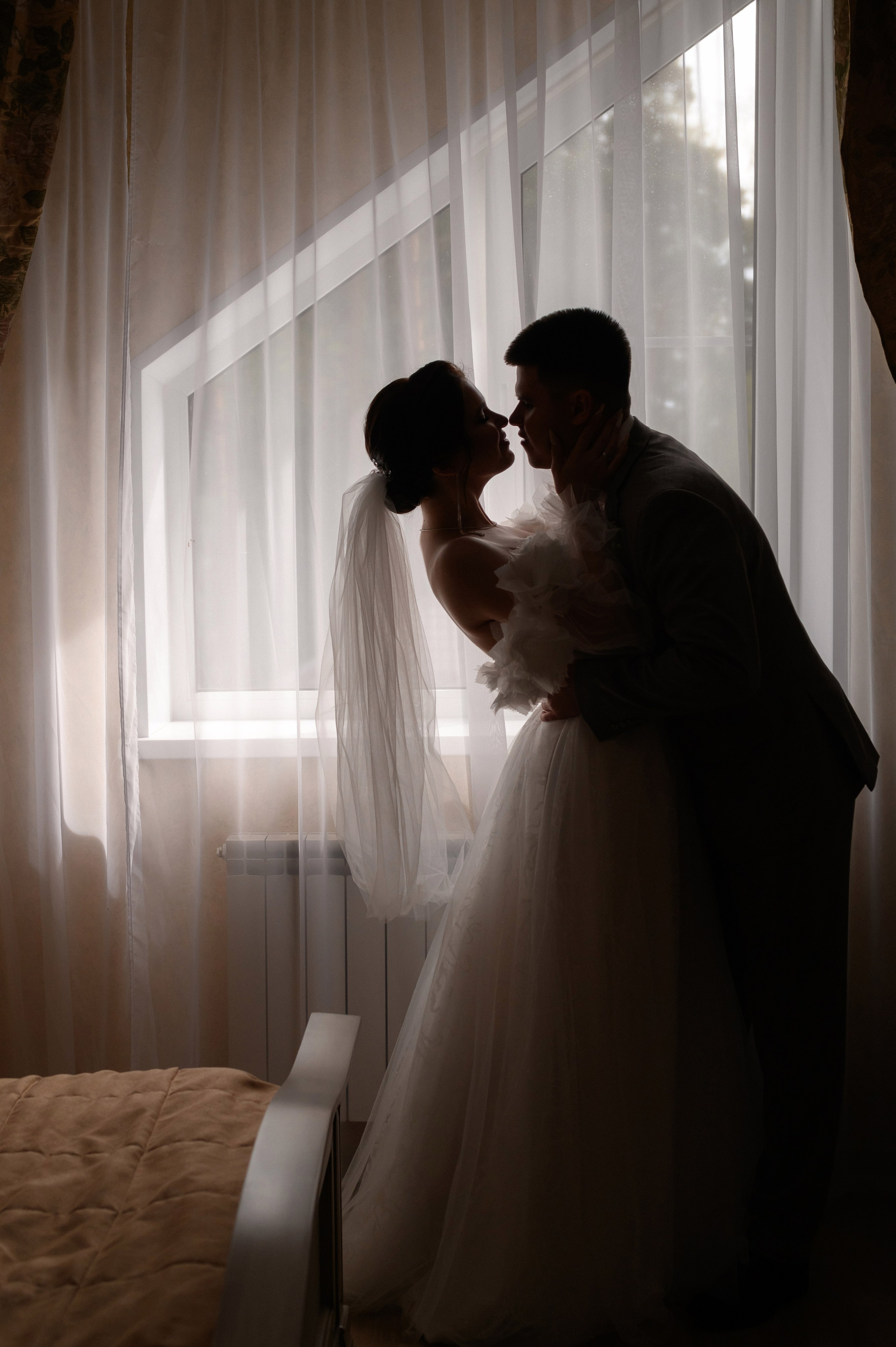 свадебная фотосъемка в номере в отеле молодоженов свадебный фотограф Николай Коляганов 