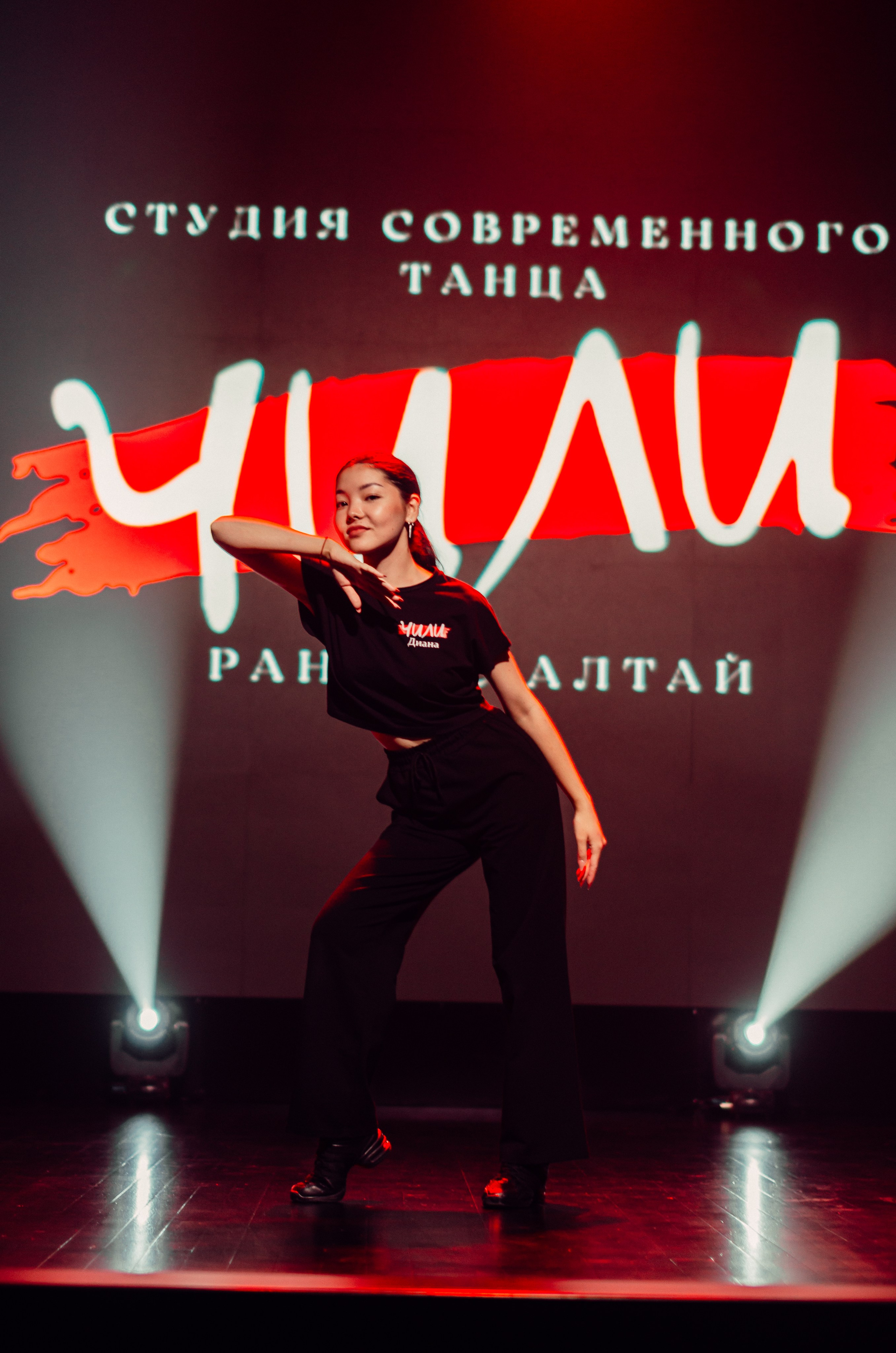 Групповая фотосъемка танцевального коллектива. Денисова Аля — фотограф для парных съемок и индивидуальных историй в Барнауле