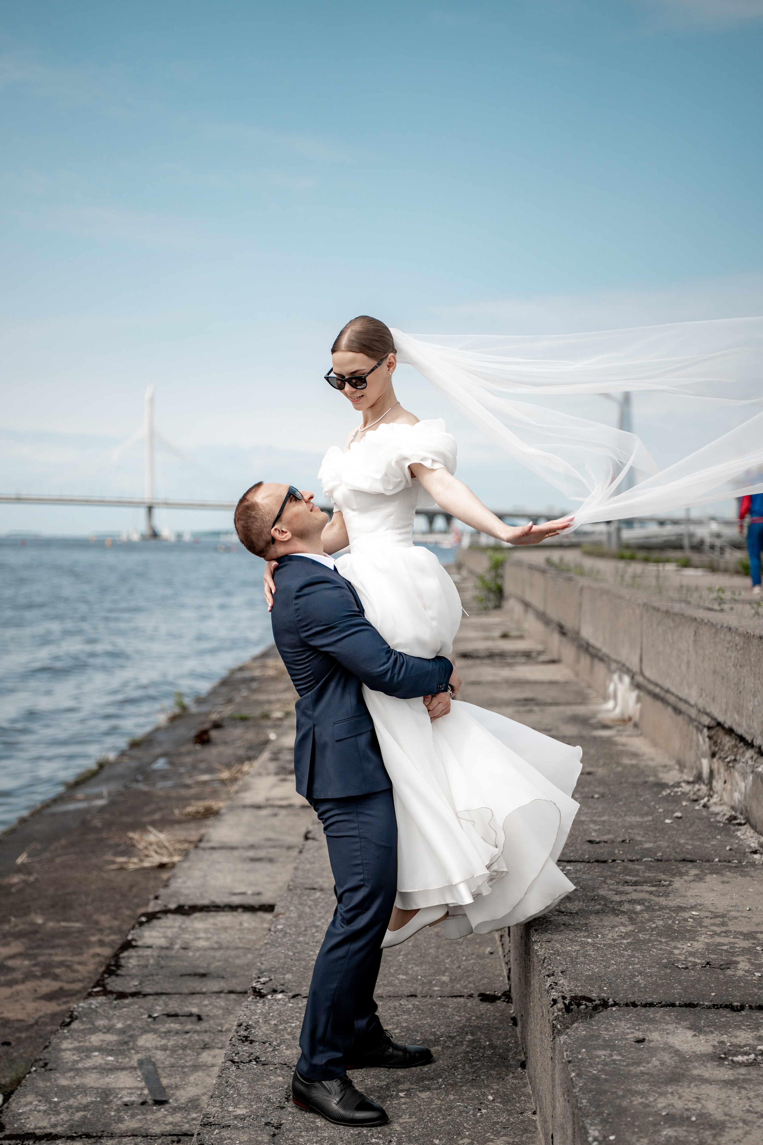 Красивые места для свадебной фотосессии летом в Санкт-Петербурге. Свадебный фотограф Александр Невский в Санкт-Петербурге