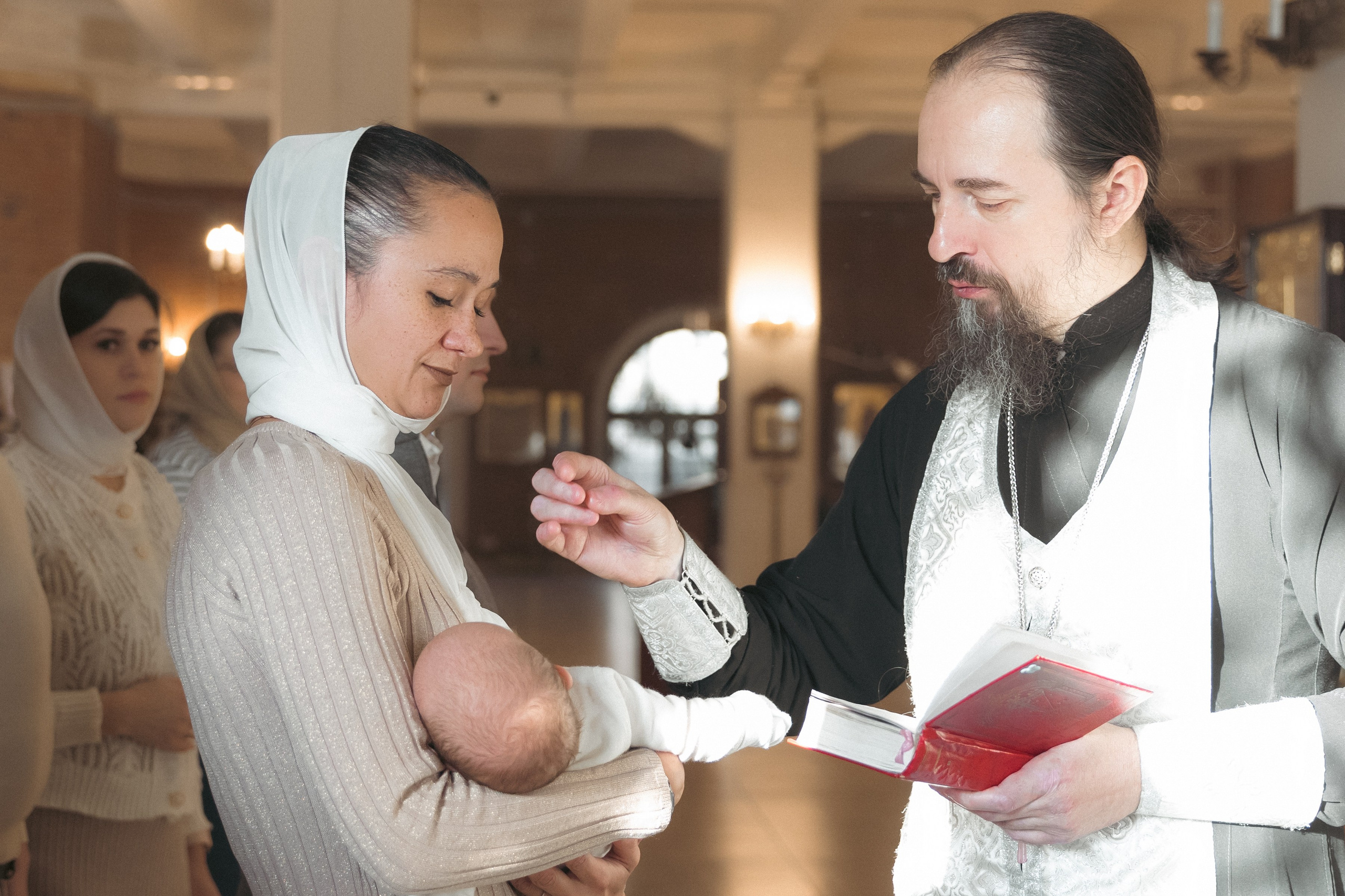 Крещение Михаила. Собор Всемилостивого Спаса Скорбященского монастыря. Фотограф на роды в Москве. Фото и видео родов. Фотопроект «Продолжение рода»