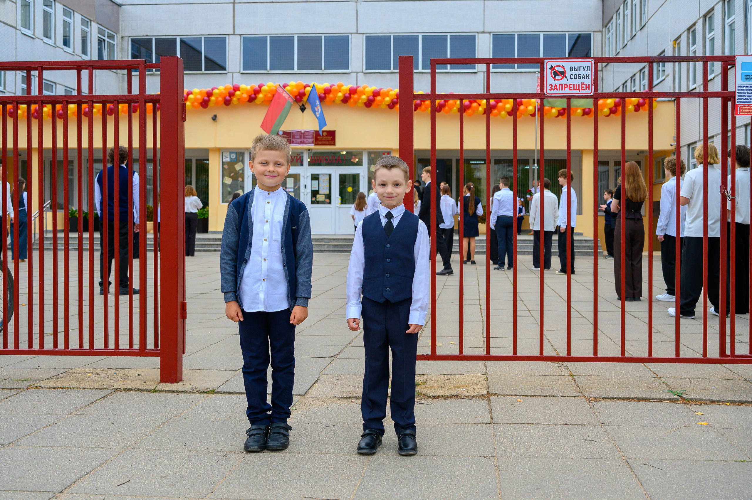 Вот звучит первый звонок, перед этим долгое приготовление к новому этапу в жизни, Яромир идет в школу. Фотоуслуги, услуги фотографа, фотографирование важных событий