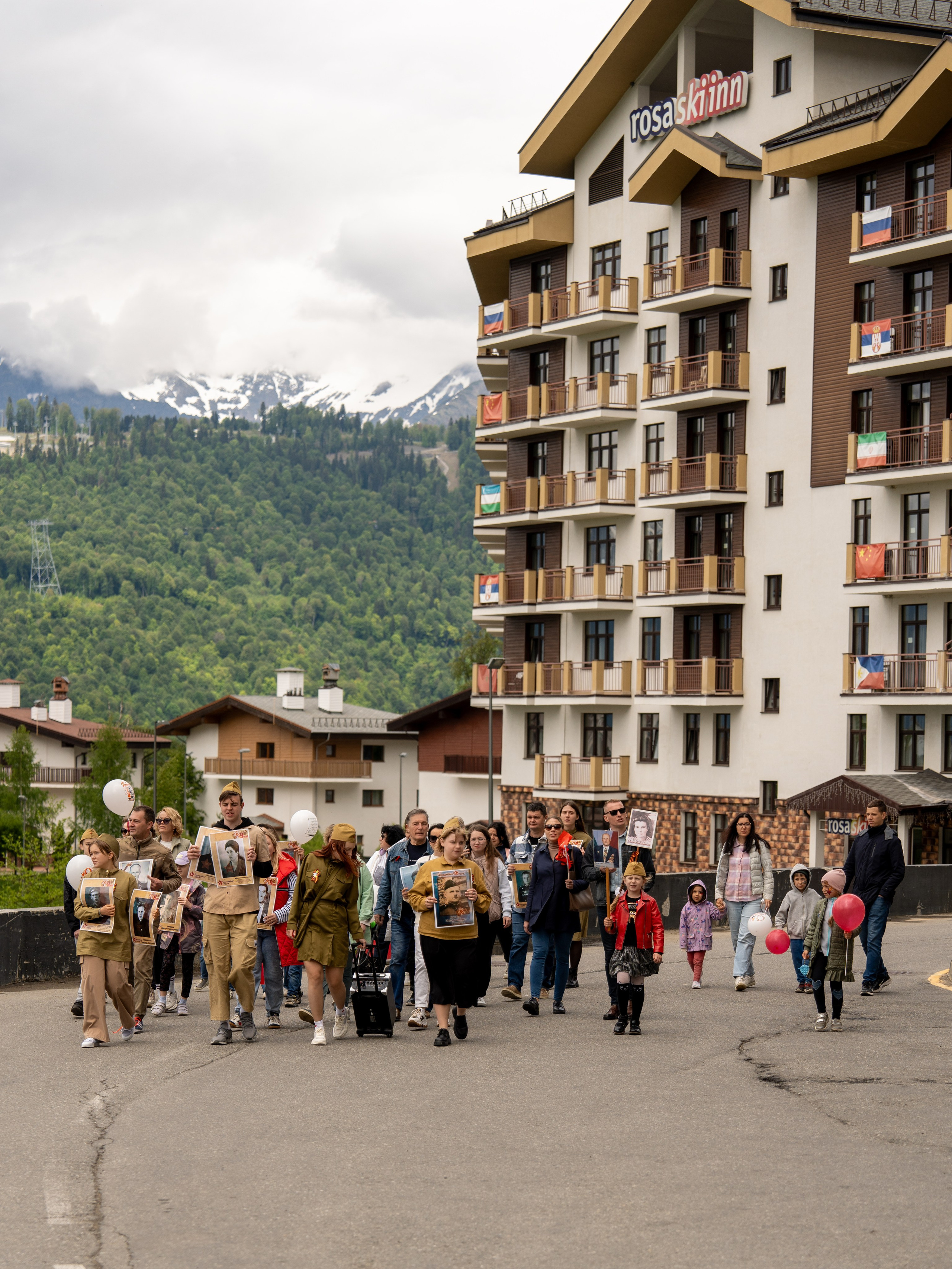 Шествие бессмертного полка 9 мая 2024 Rosa Springs. Репортажный фотограф в Красной Поляне и Сочи Павлюченко Екатерина