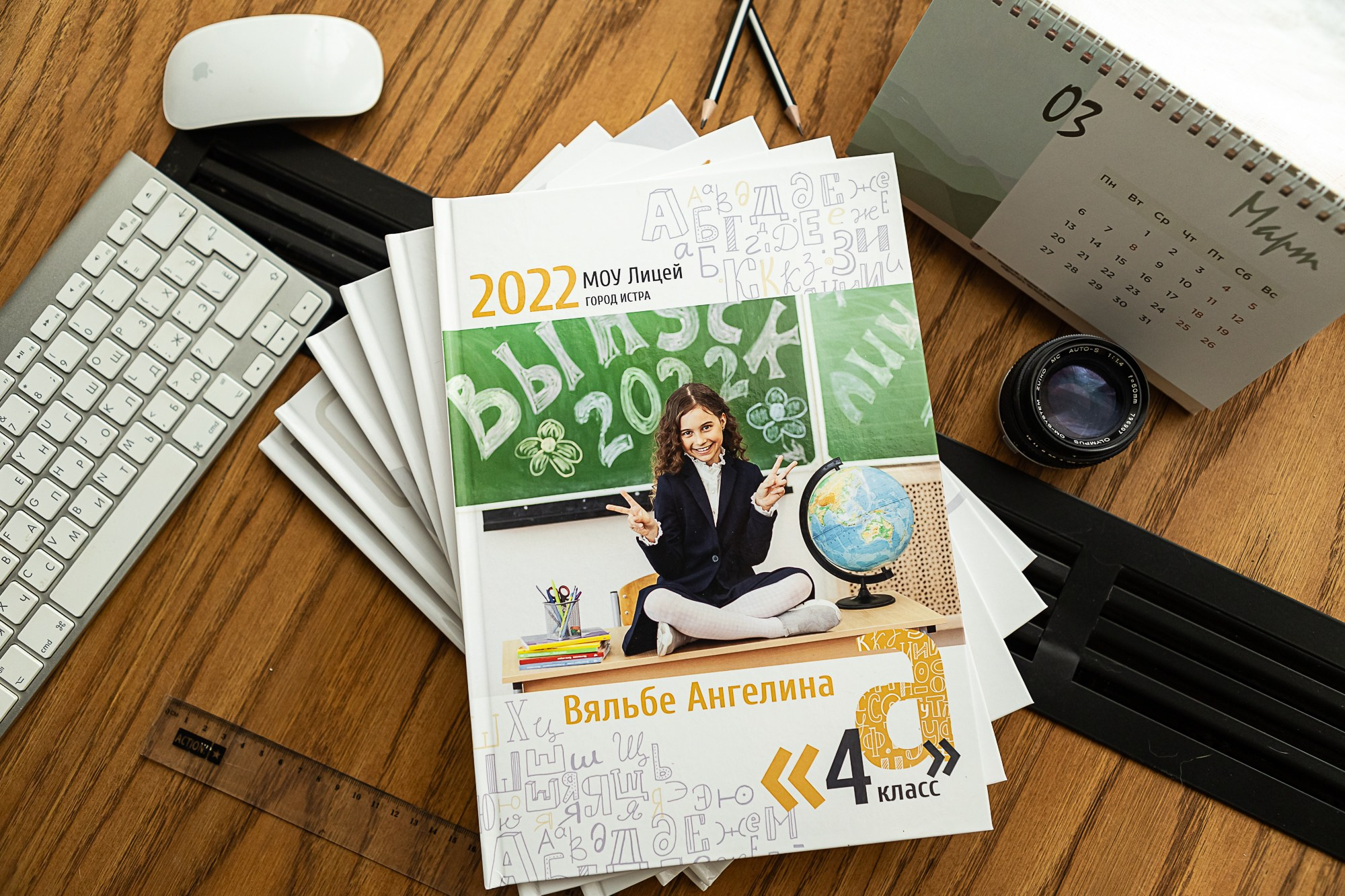 Выпускные альбомы для детского сада лежат на столе