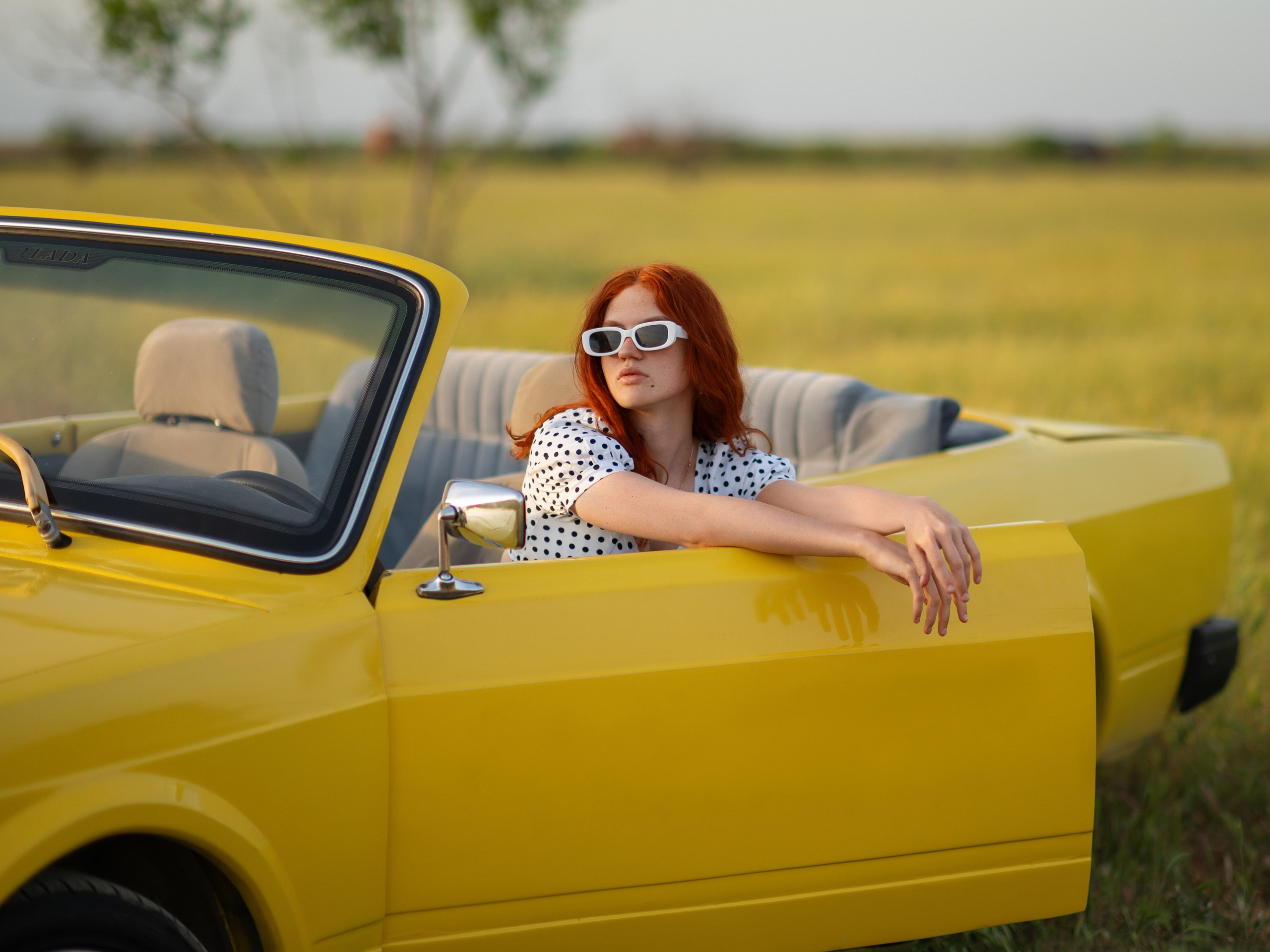 Фотосессия с желтым кабриолетом жигули в Ялте
