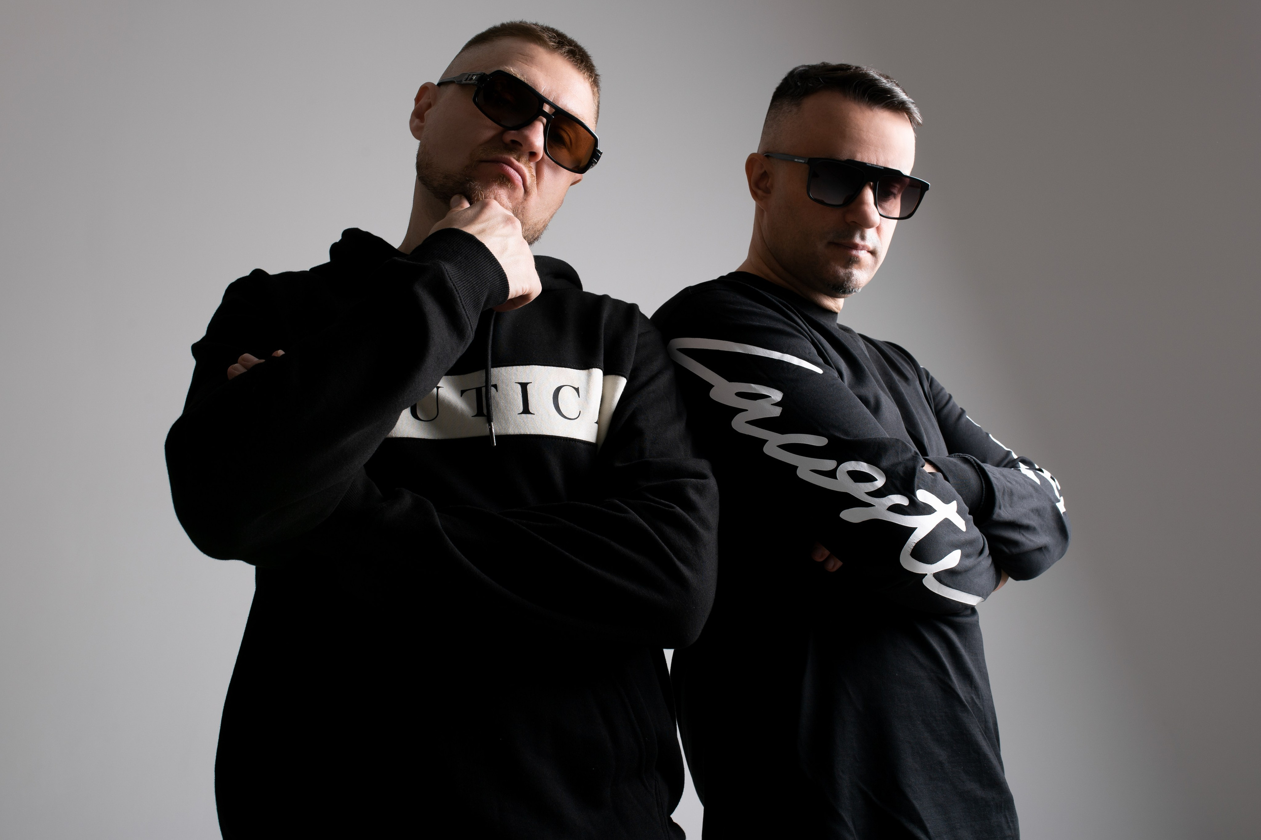 Два парня в черном и в очках на фотосессии.