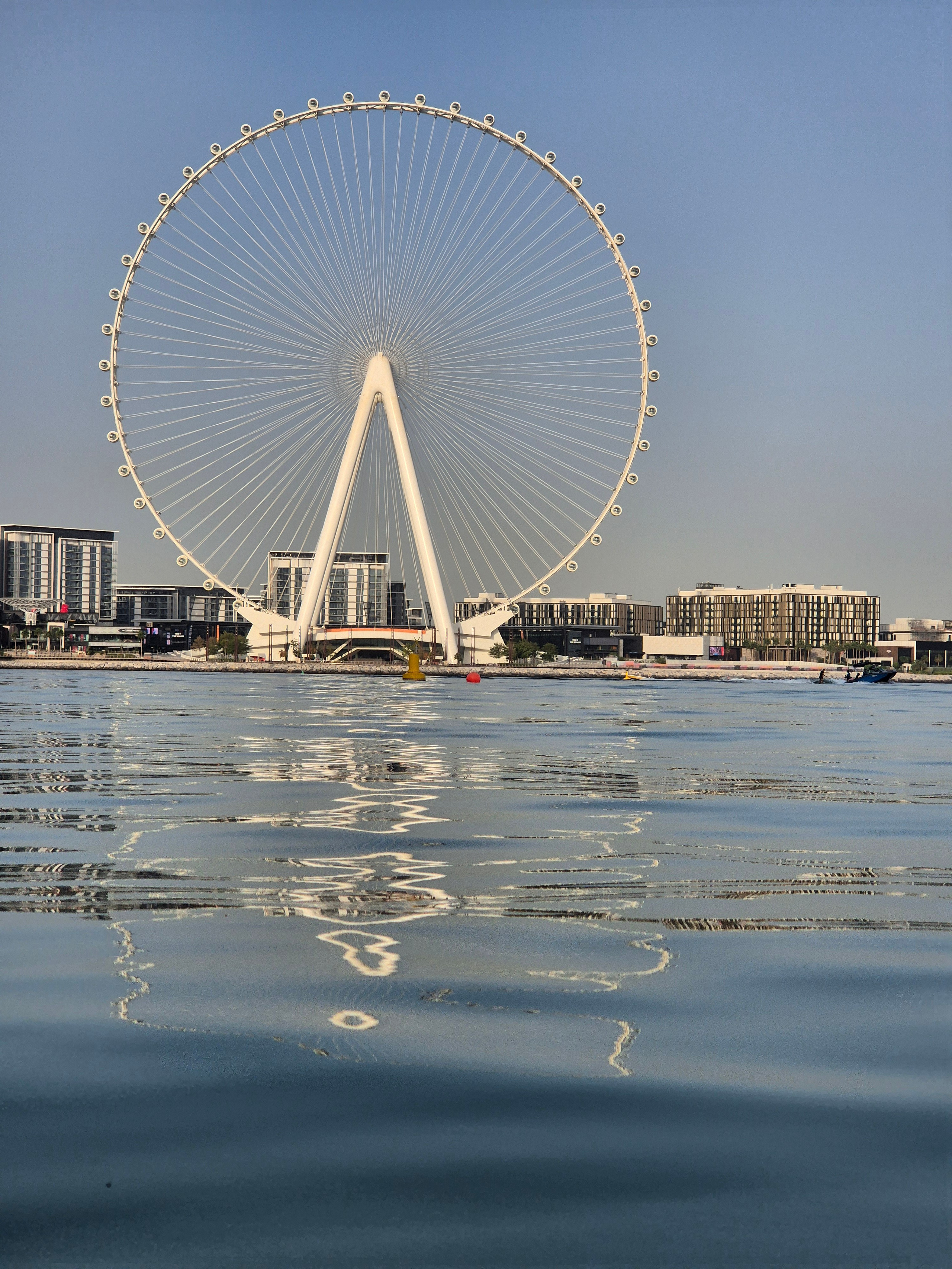 В бухте волн нет, пологий вход в воду. Одно мешало спокойно плыть вдоль пляжа - много тросов с буйками, которые приходится преодолевать