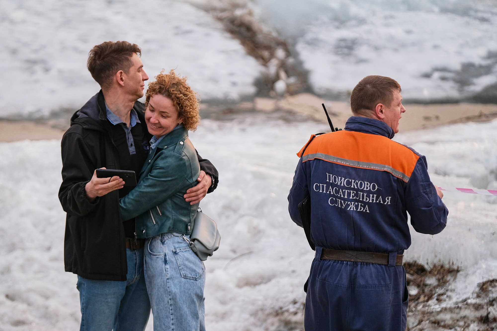 Горожане города встречают ледоход на Томи. 28 апреля, 2023. Никита Гольцов / РИА Томск.