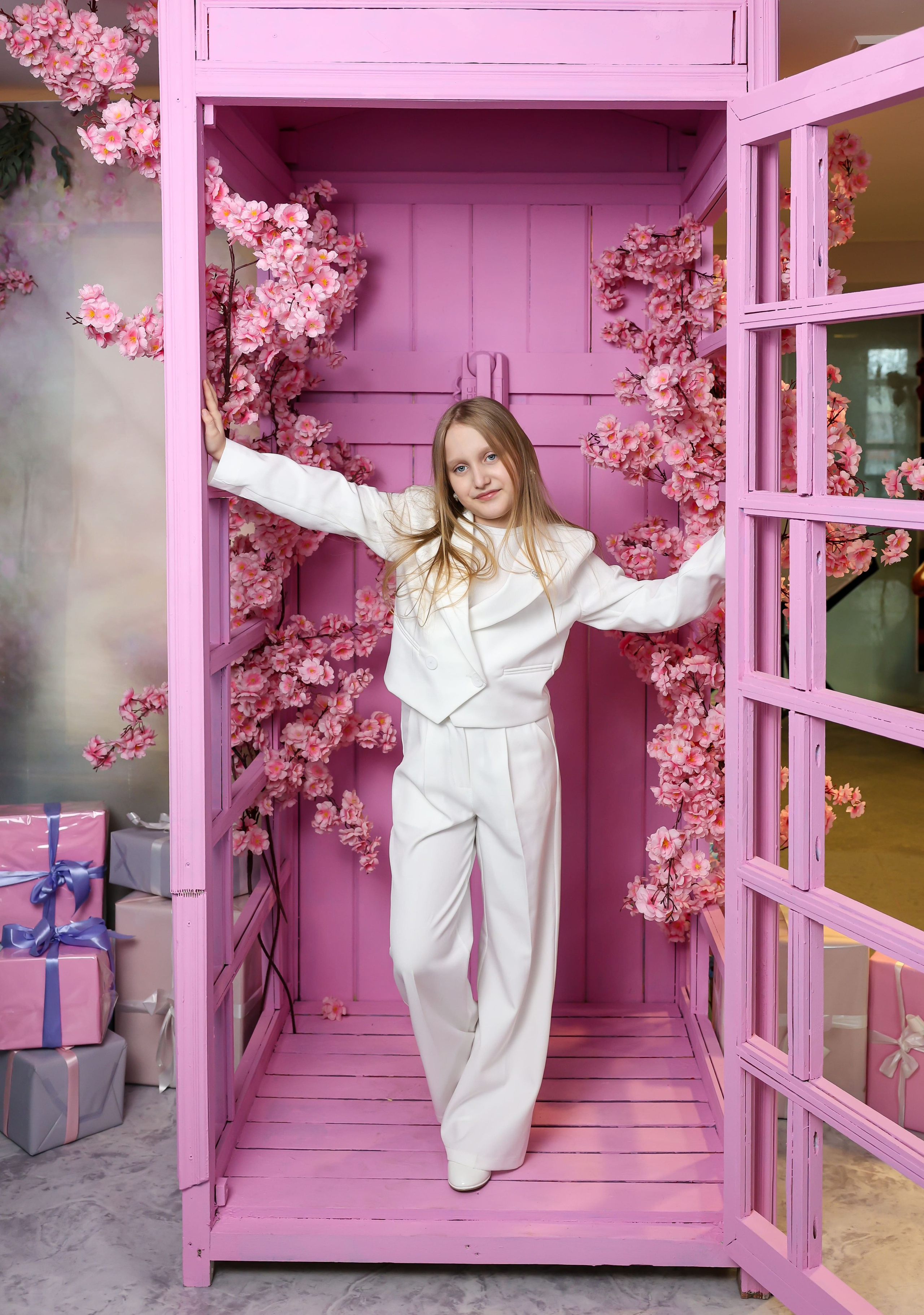 девочка в розовой комнате у двери, стильная детская фотосессия, студийный образ, фотограф Карасёва Елена