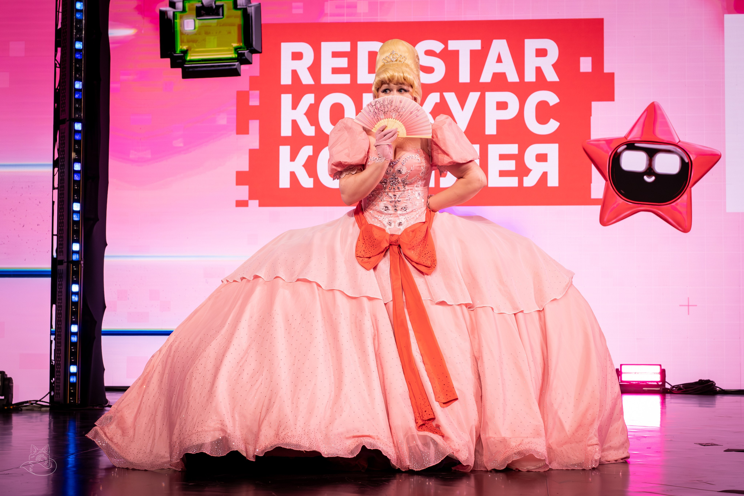 Сцена РЭД ЭКСПО 2024. Косплей фотограф