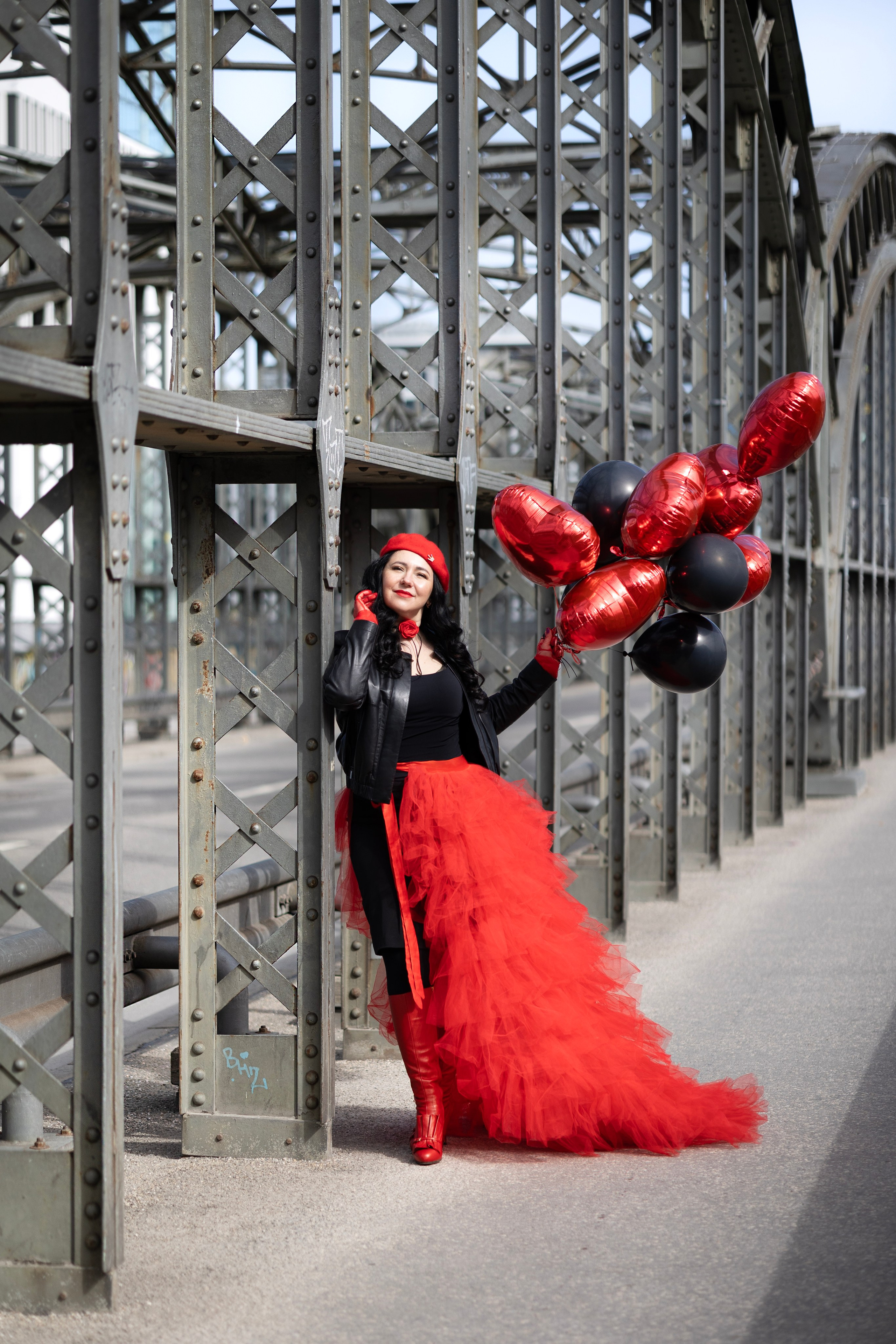 Balloons and red skirt. Photographer in Munich