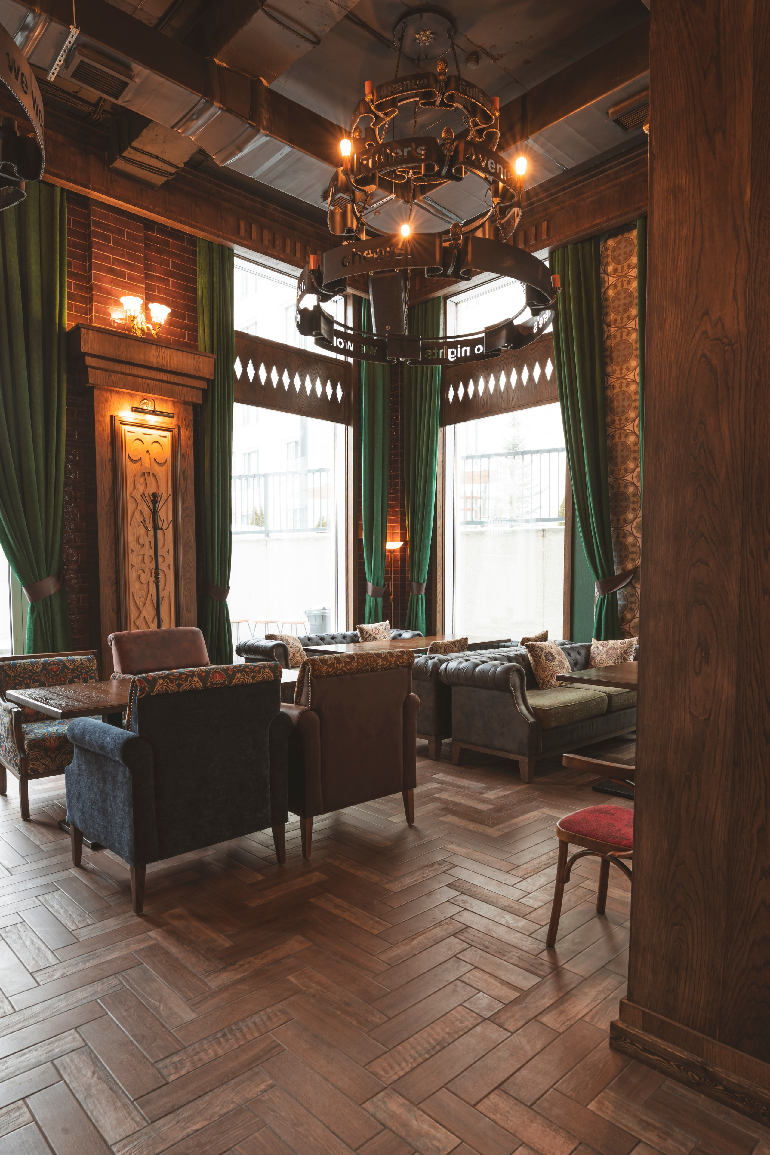 Алматы, Fuller's Central Avenue — самый большой паб сети, ЖК Central Avenue, январь 2026. Интерьерный фотограф Алматы