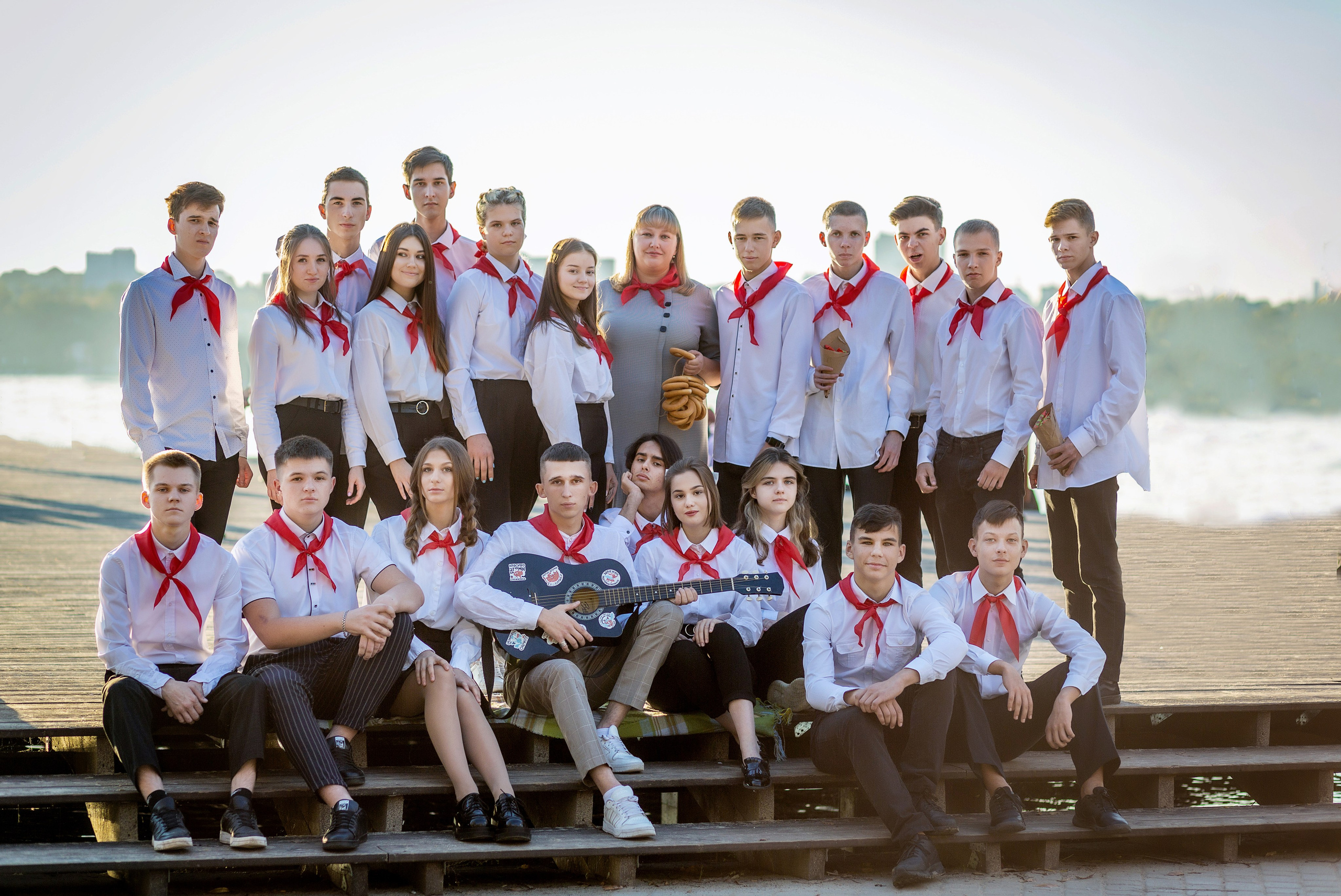Пионеры в парке Дельфин — 11 класс школа 34. Выпускные альбомы Воронеж от Веры Соколовой