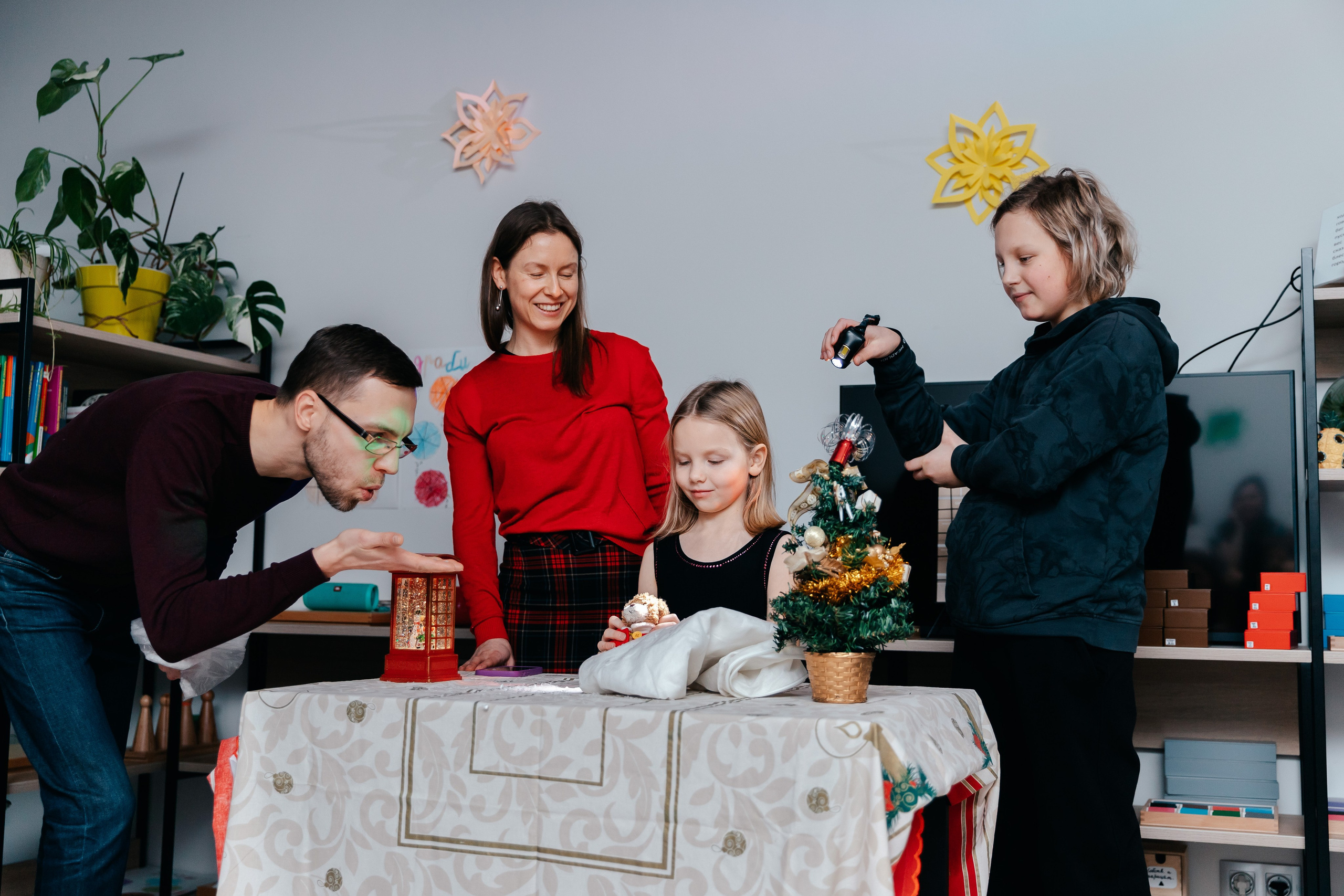 Новогодний утренник в Монтессори-школе. Семейный lifestyle фотограф в Санкт-Петербурге Людмила Пахомова