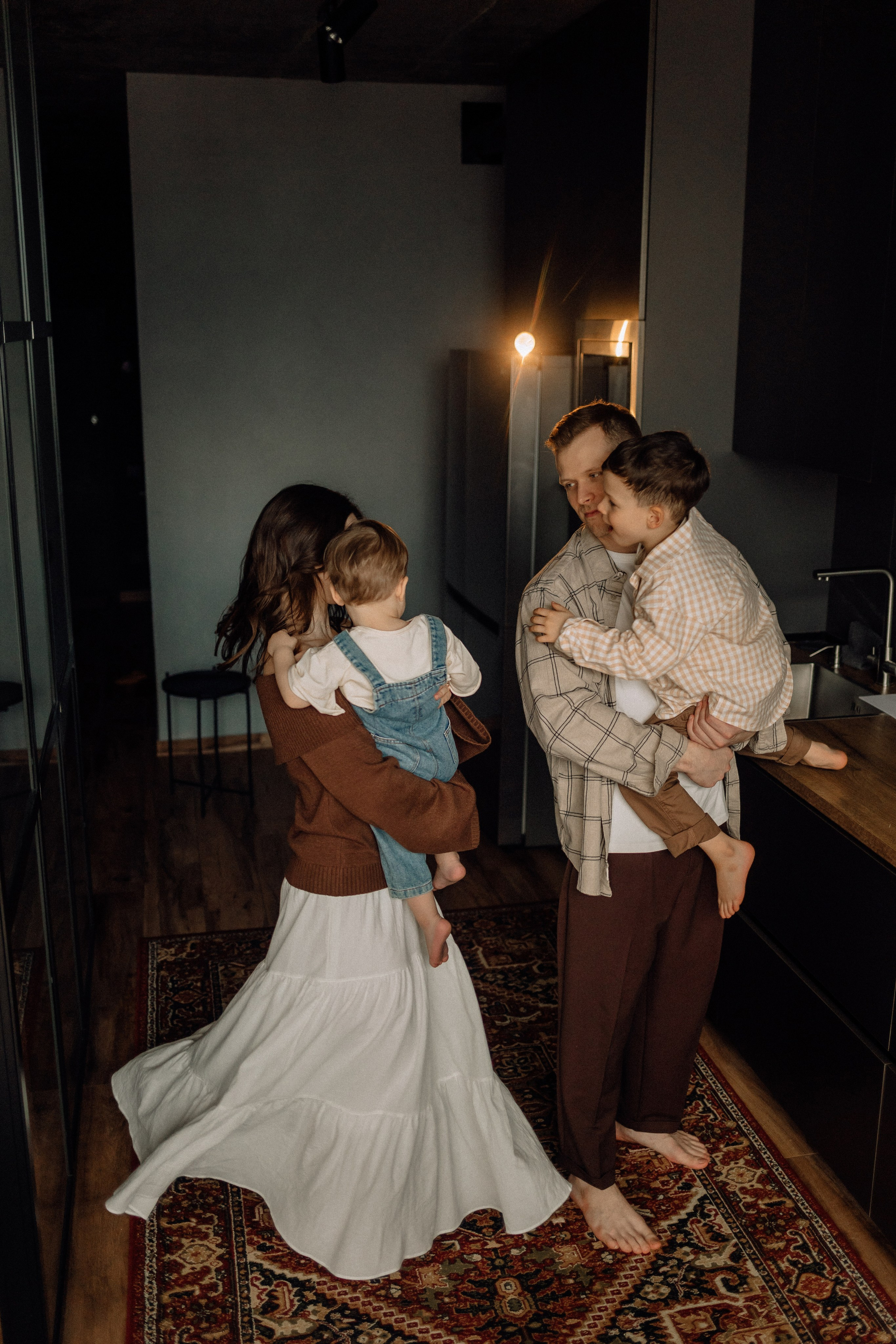 Звонко смеялись