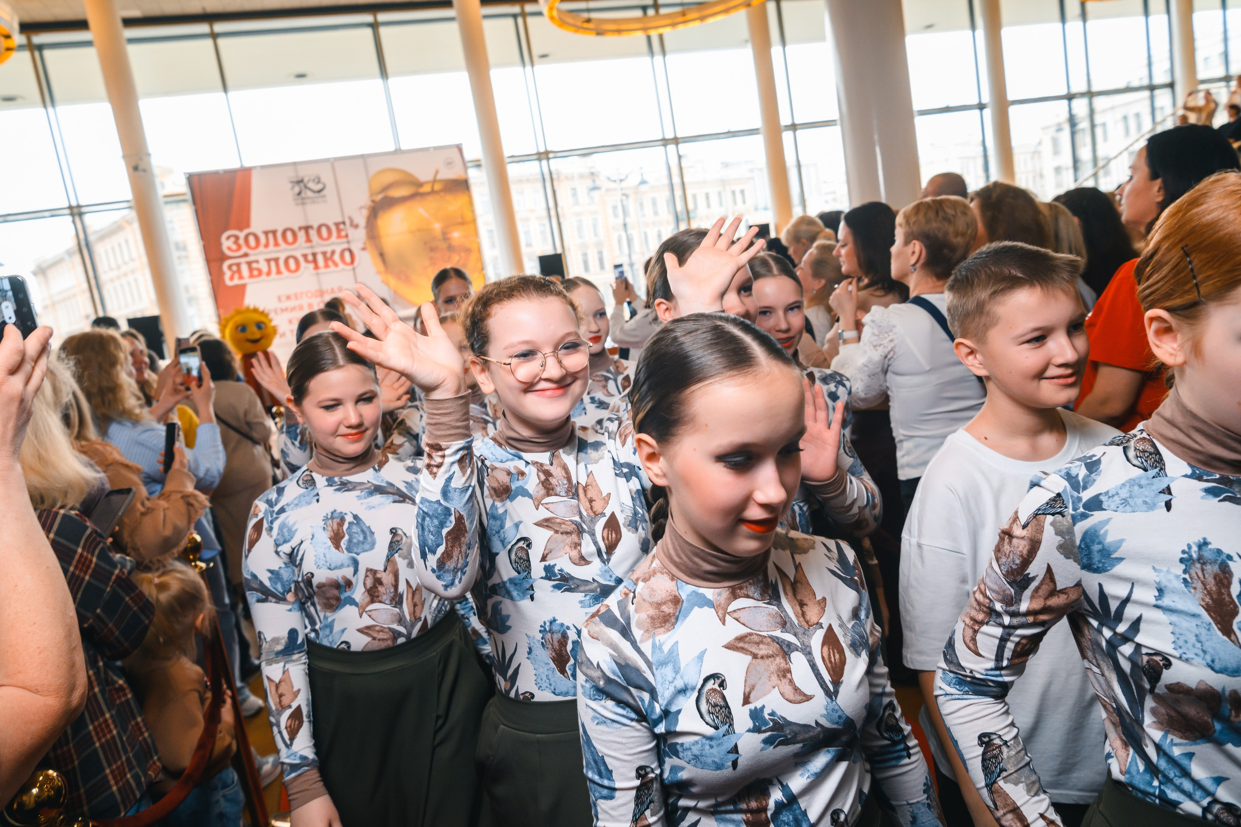 23 апреля, красная дорожка, БКЗ Октябрьский, г. Санкт-Петербург. Золотое яблочко