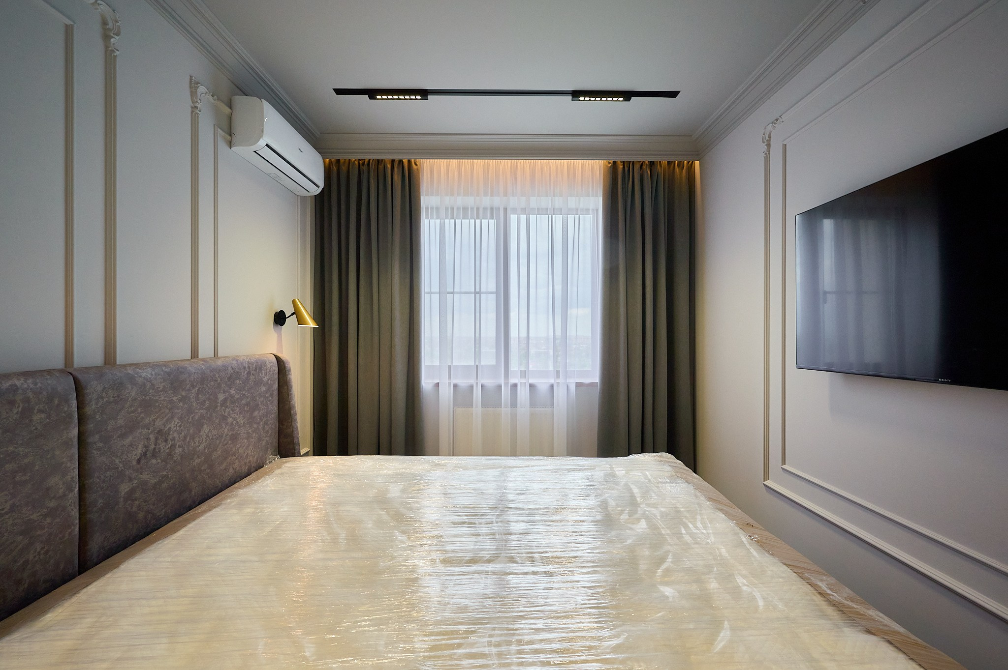 комната темные шторы кровать телевизор 