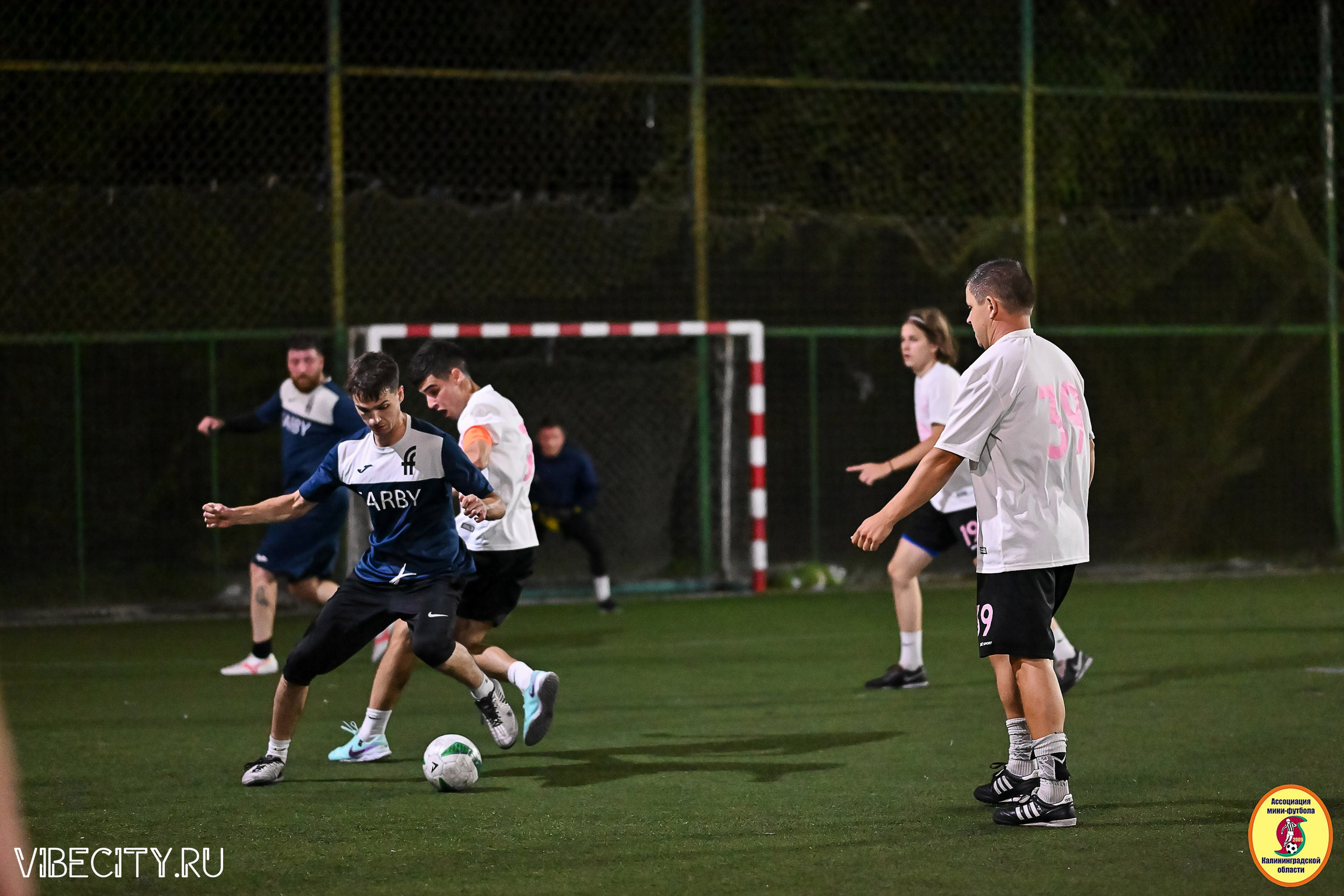 ФИНАЛЬНЫЕ ИГРЫ КУБКА МИНИ-ФУТБОЛЬНОЙ ЛИГИ И КУБКА КОРПОРАТИВНОЙ МФЛ 2025. VIBECITY.RU Вайб Сити Ру Фоторепортажи Фотоотчеты Калининград