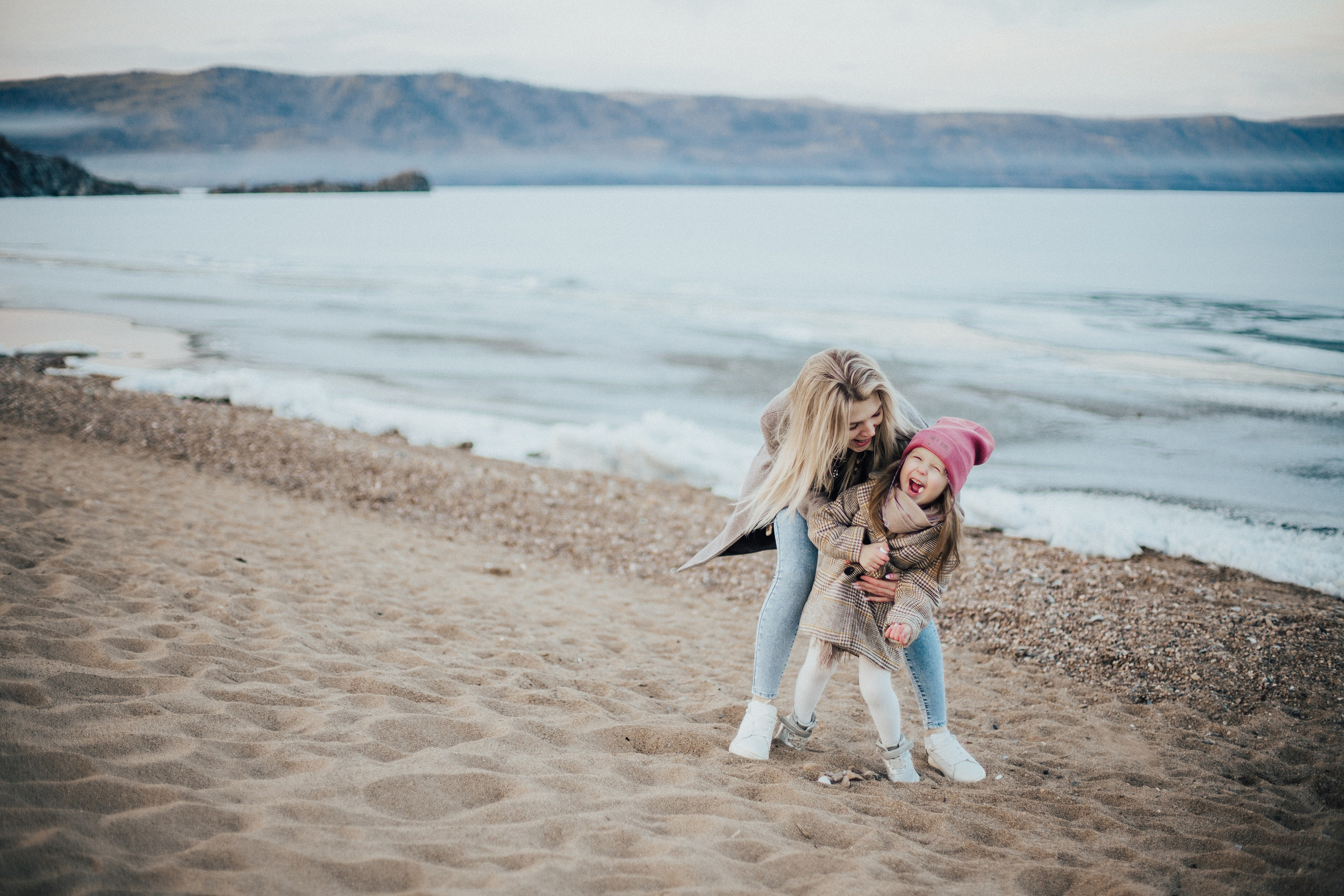 Алиса с мамой на Байкале. Фотограф Слюдянка Иркутск Наталья Кургина