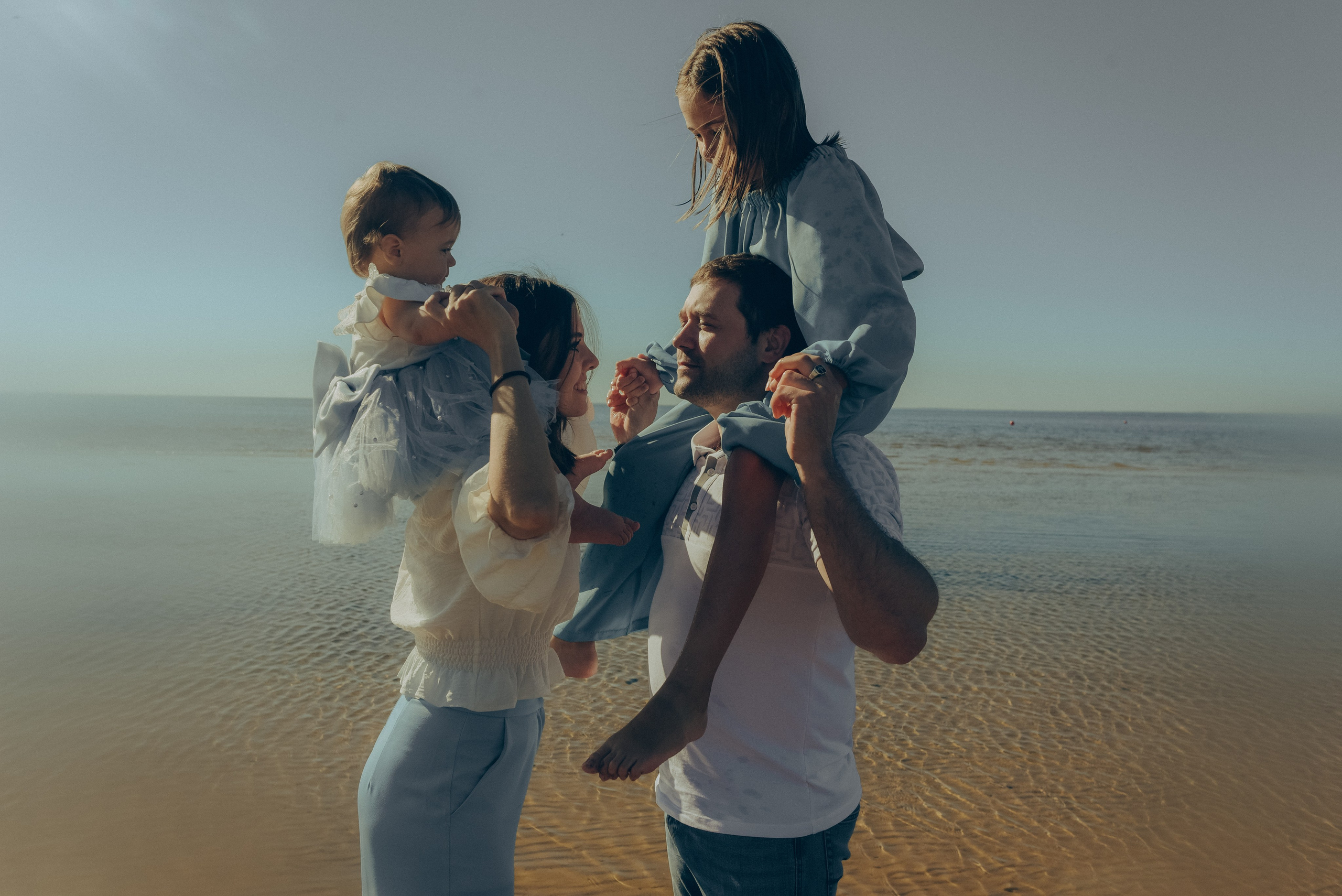 Семейная фотопрогулка на заливе. Алена Виталий Илона Ника. Семейный и свадебный фотограф в Санкт-Петербурге Яна