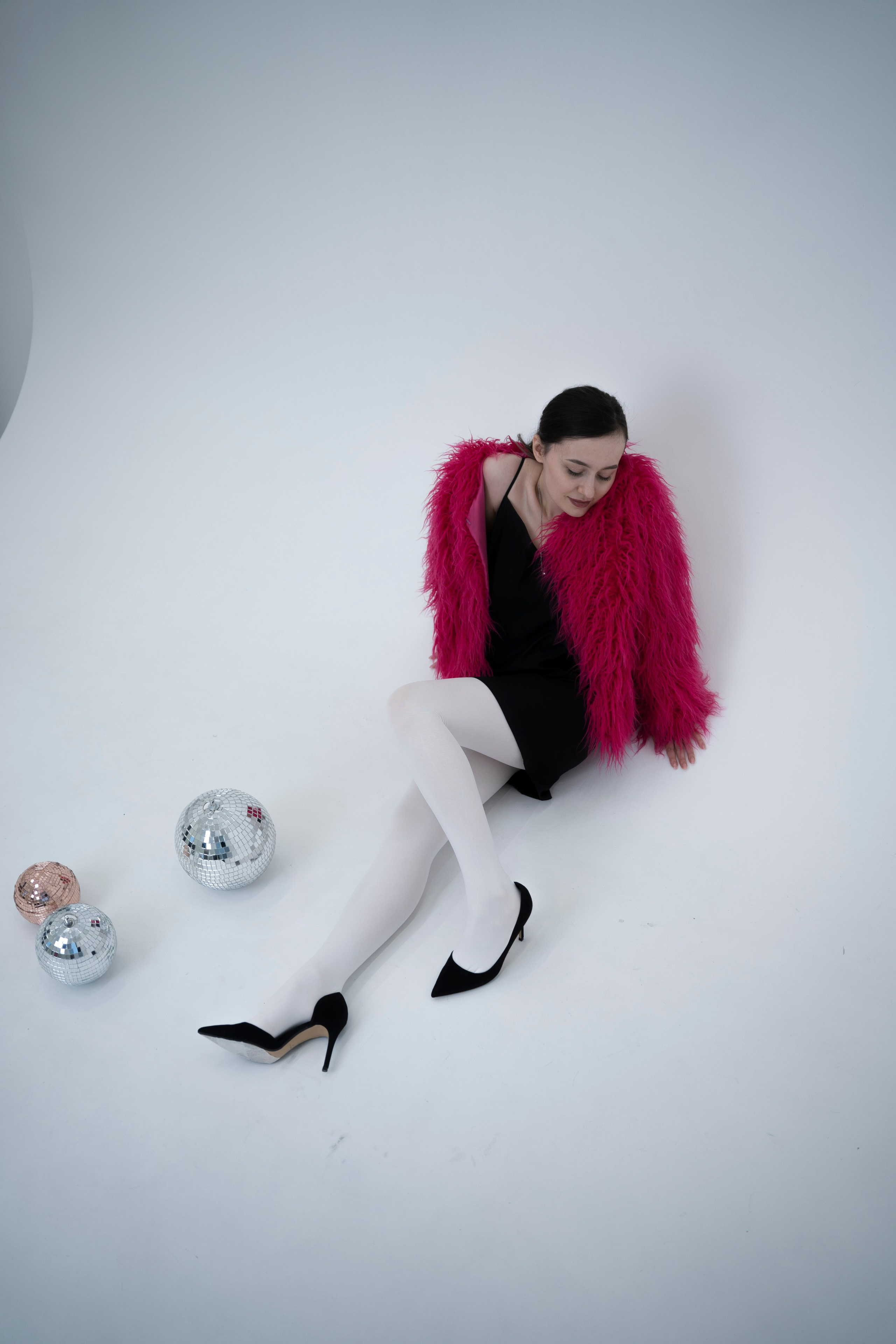 ДЕВОЧКА НА ШАРЕ. Главная