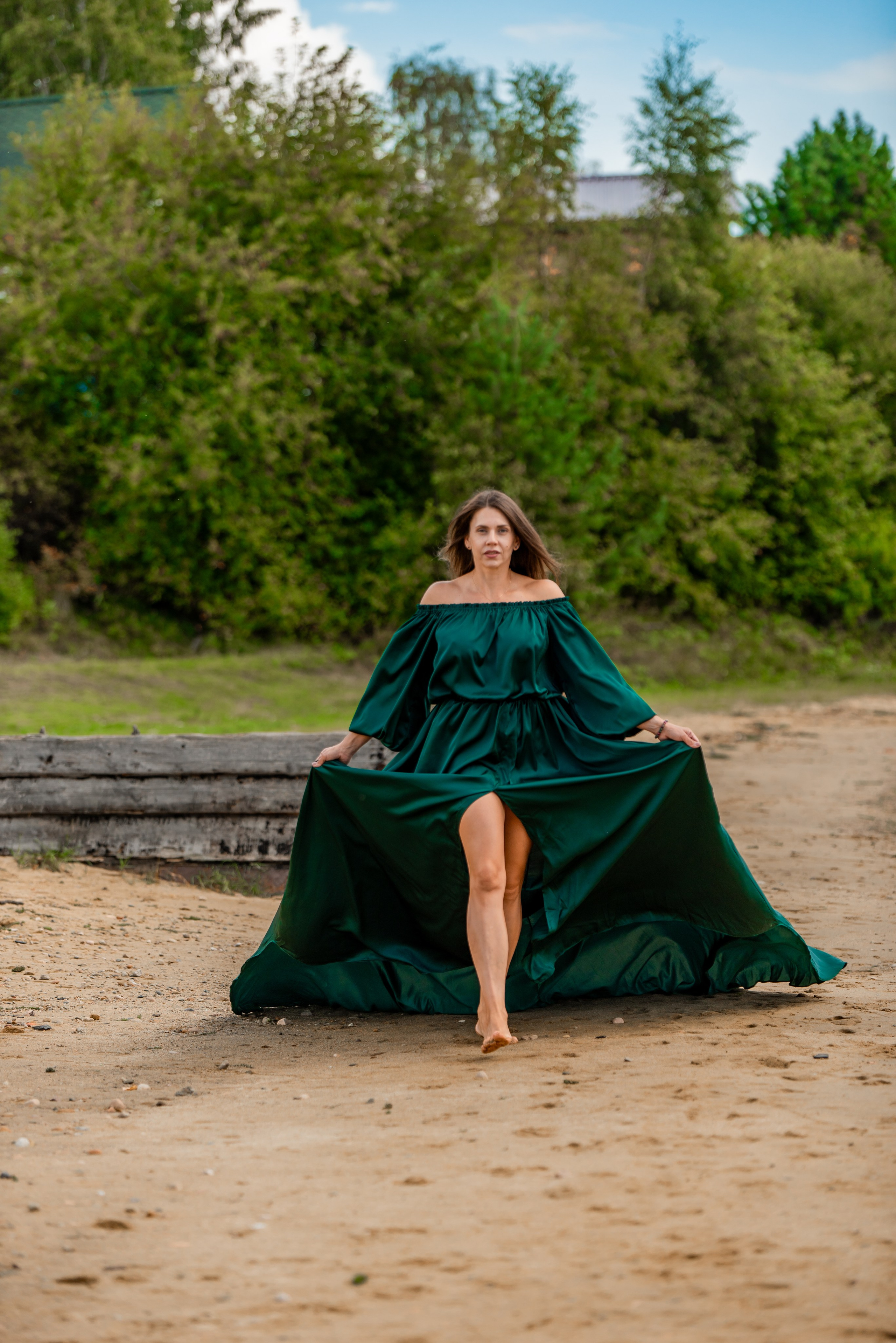 Платье летящее темно-зеленое со шлейфом для фотосессии в Иркутске на Байкале