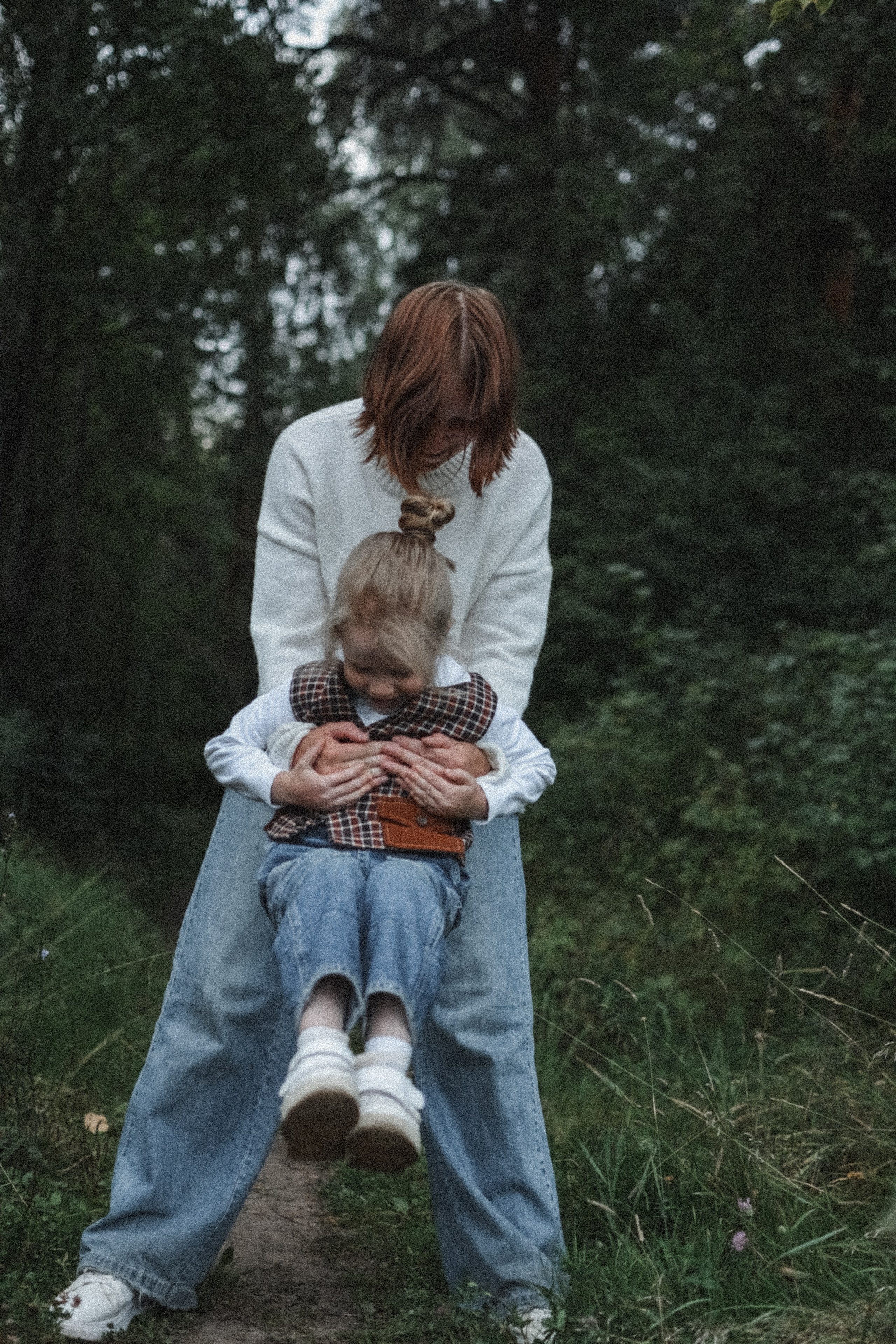 Мама и дочь в лесу. Alenasokolowa.ru