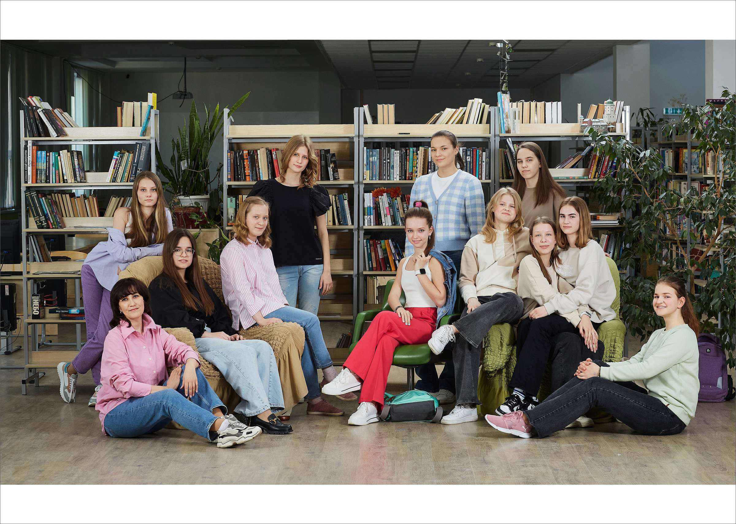 9 класс. В школьной библиотеке. Школьный фотограф Сергей Беликов