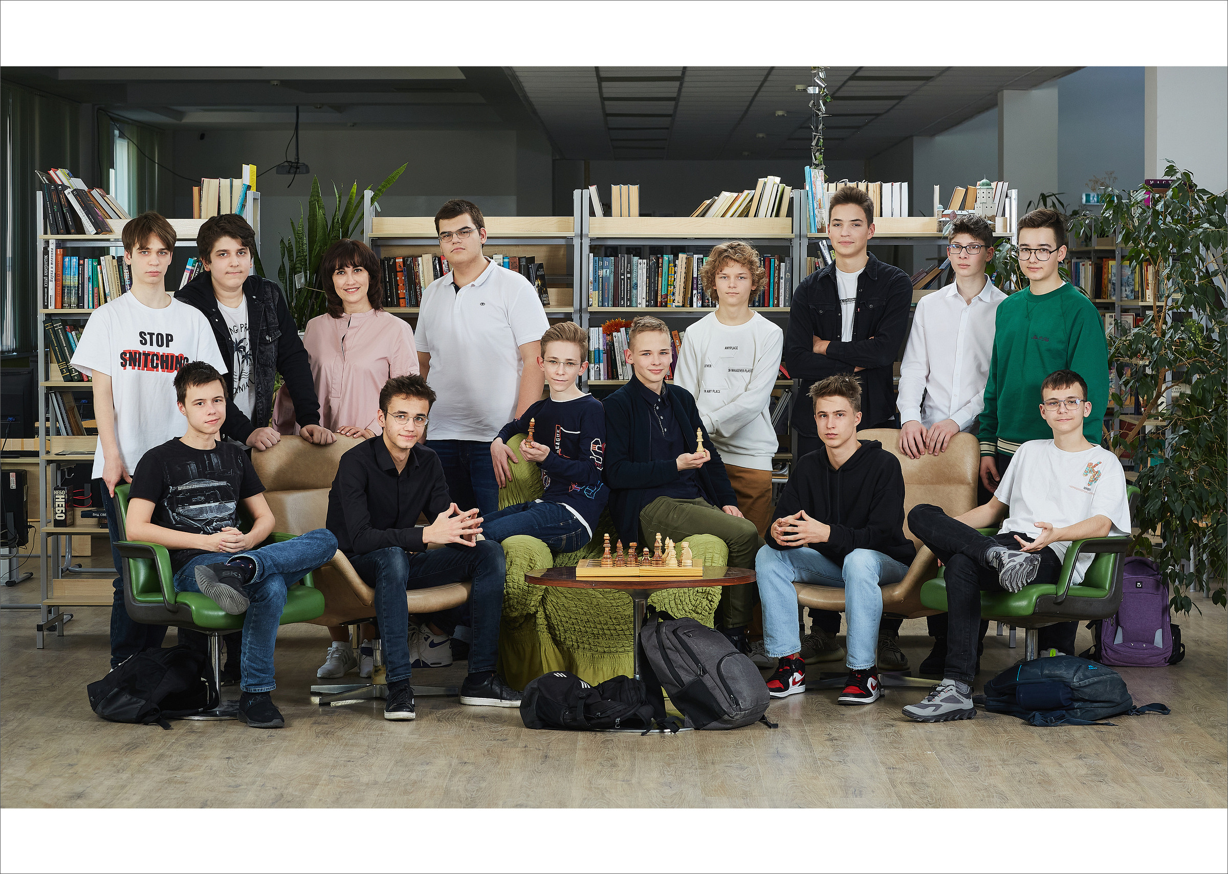 9 класс. В школьной библиотеке. Школьный фотограф Сергей Беликов