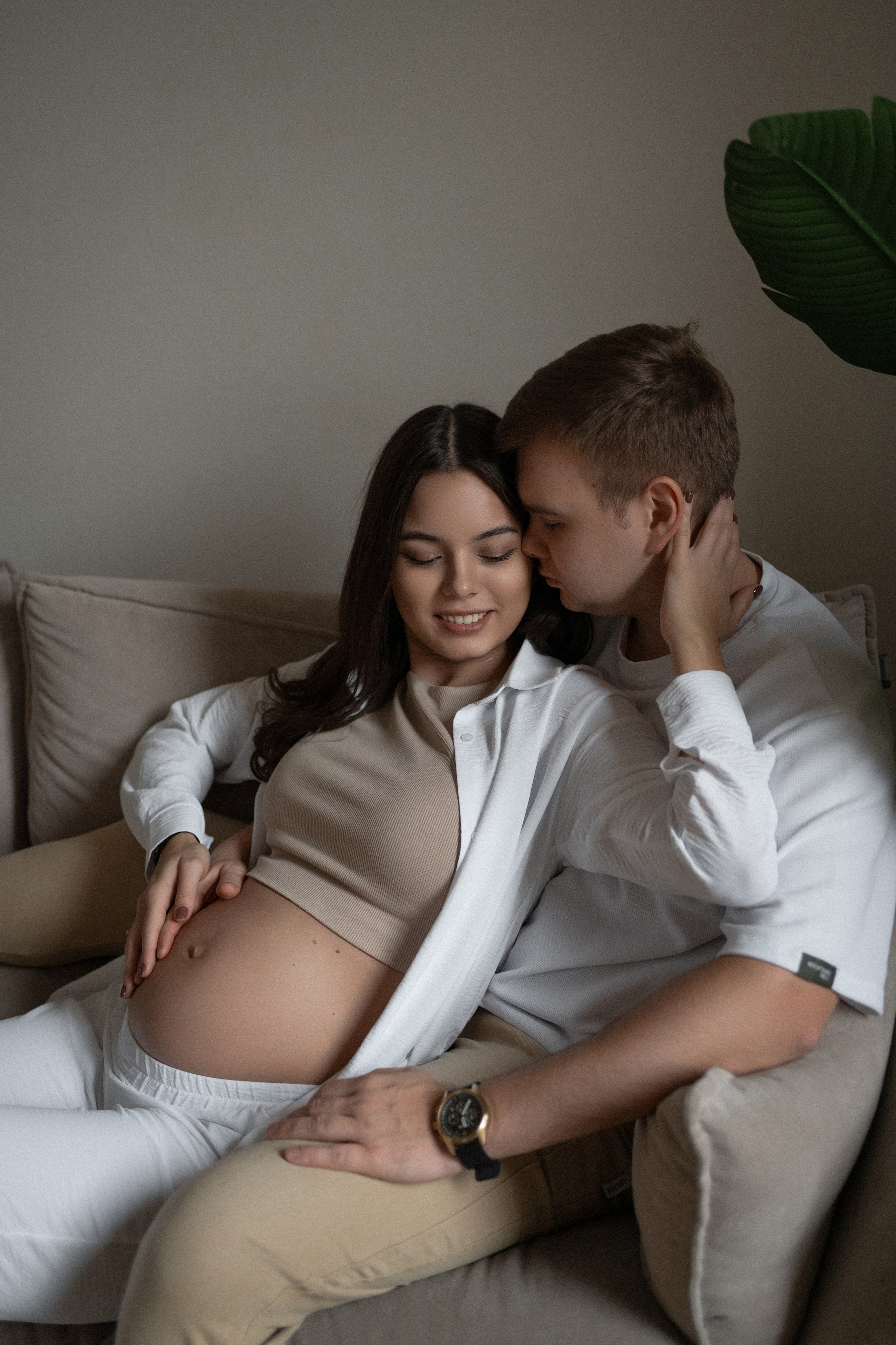 лаконичная фотосессия беременности в фотостудии