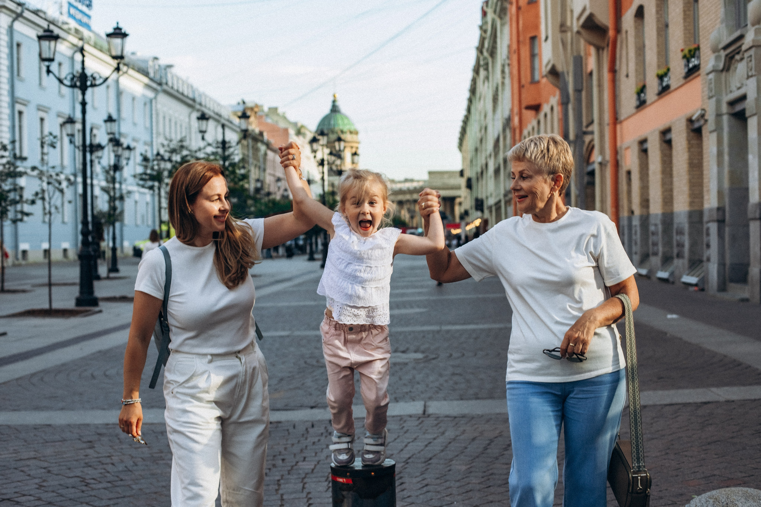 Дарья с семьей в июне. Фотопрогулка в Петербурге. Индивидуальный и семейный фотограф в Санкт-Петербурге