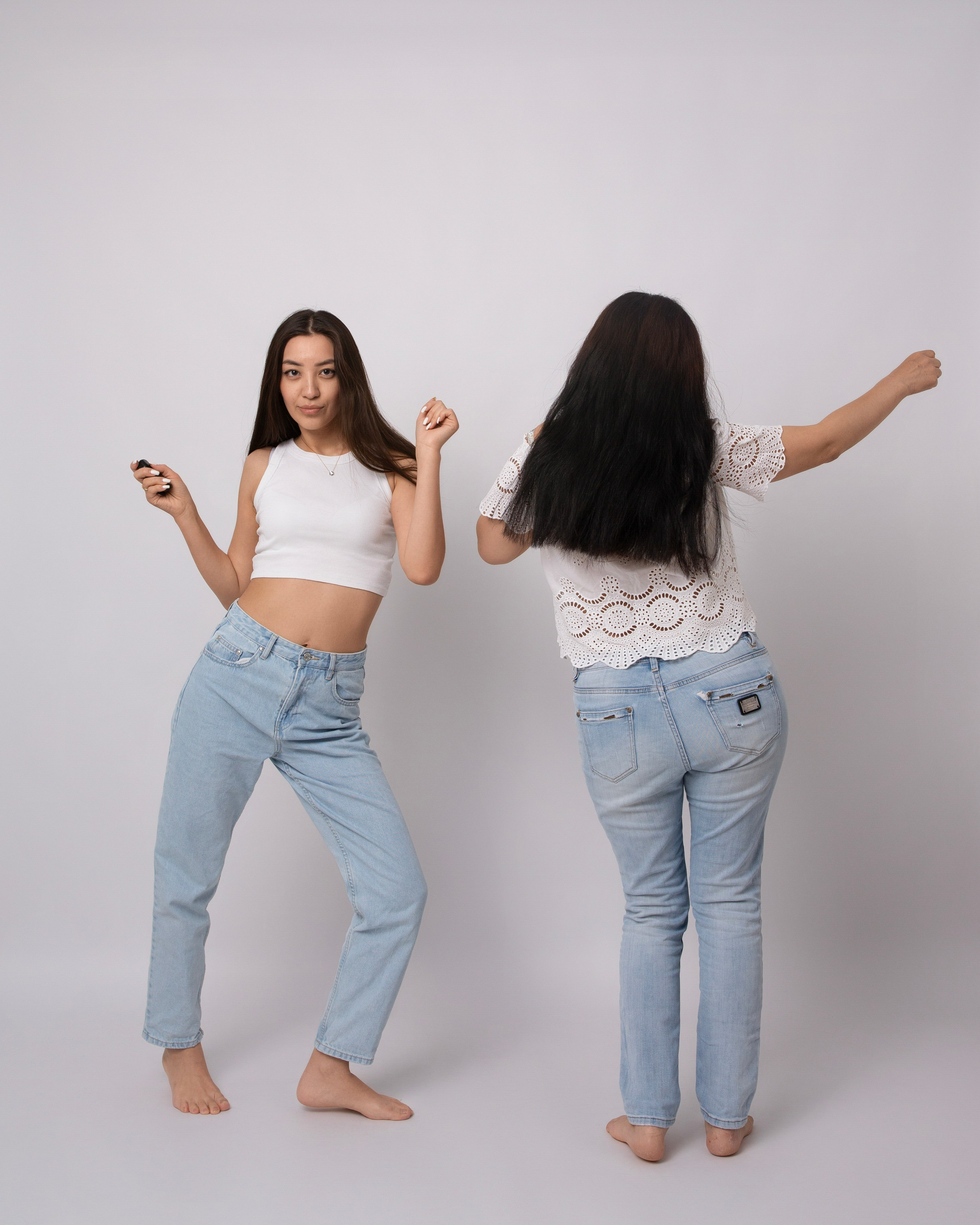 Фотосессия с мамой и дочкой танцуют в студии Фотомарис