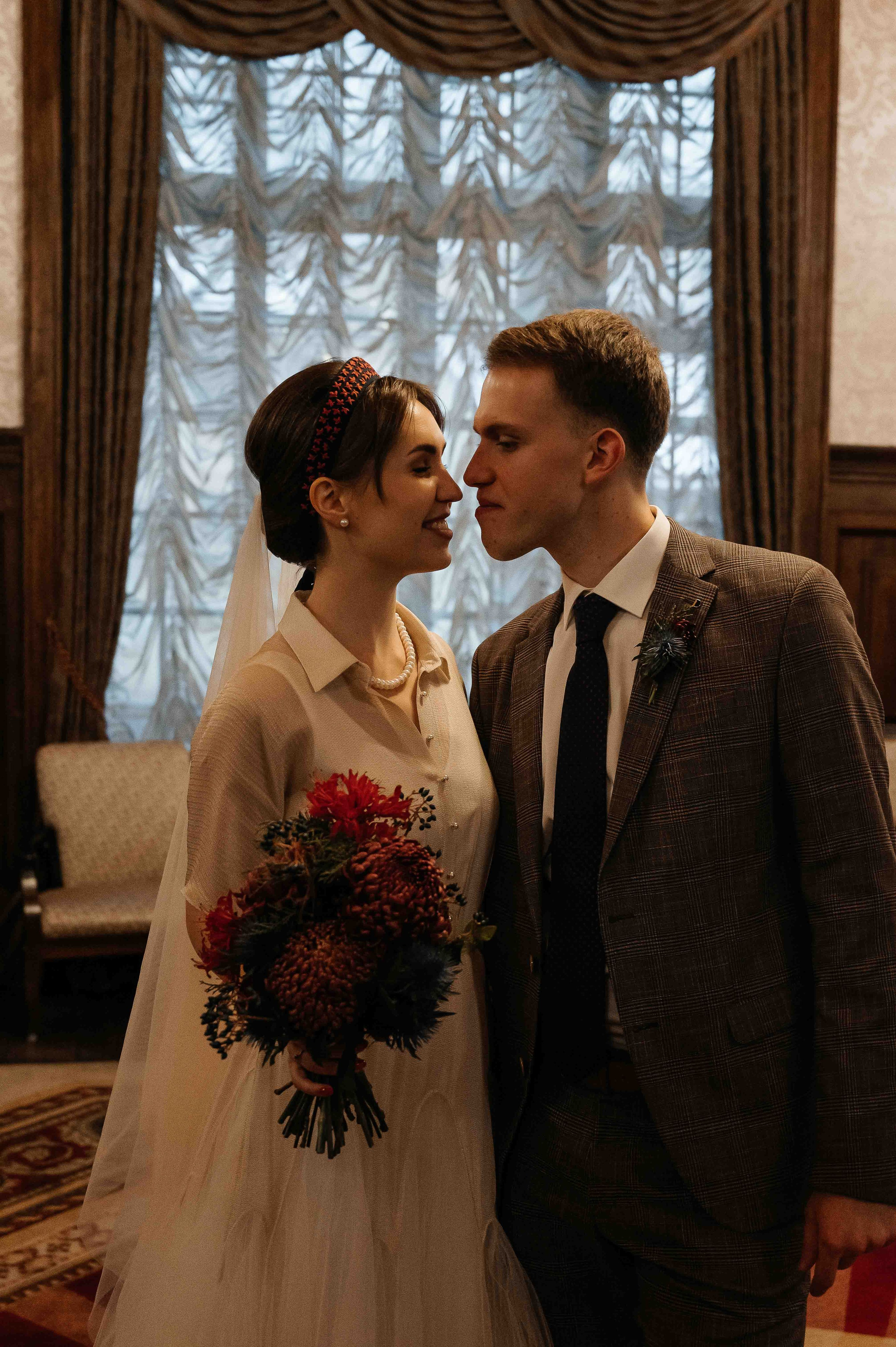 Утро невесты в гостинице. Свадебный и семейный фотограф в Котласе Никита Попов