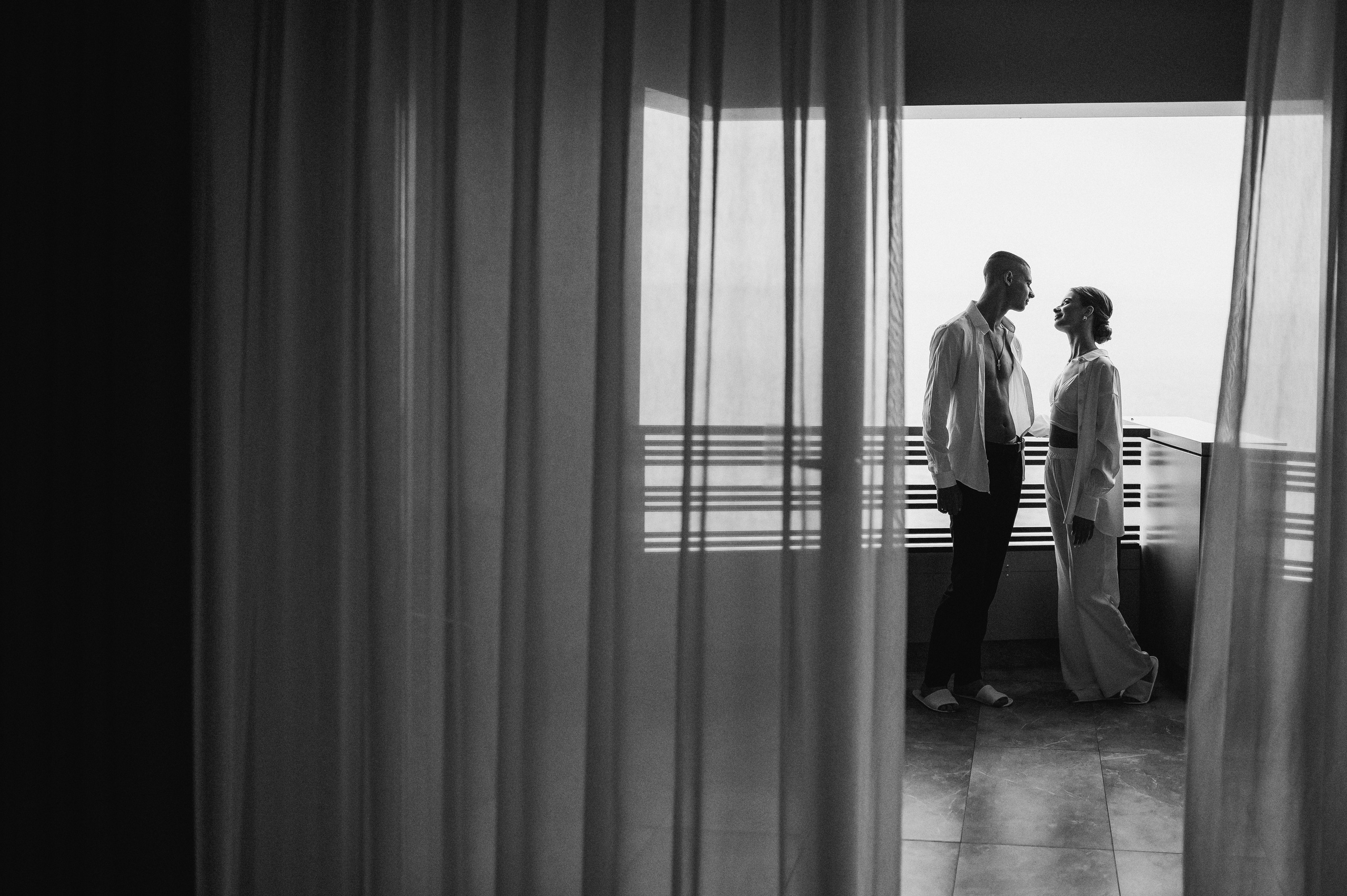 Свадебное утро и прогулка красивой яркой пары. Свадебный и семейный фотограф в Симферополе Дарья Маркова