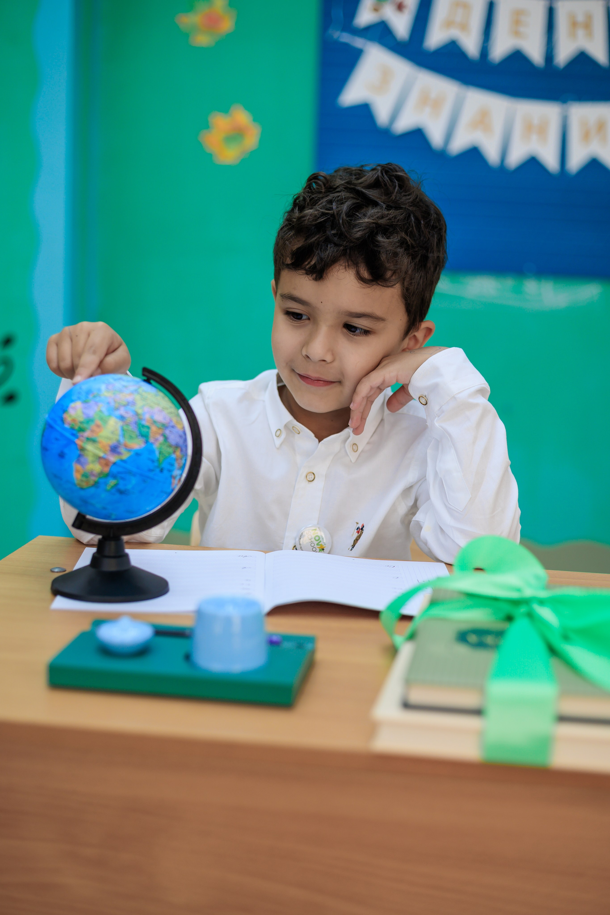 ученики за партой с глобусом