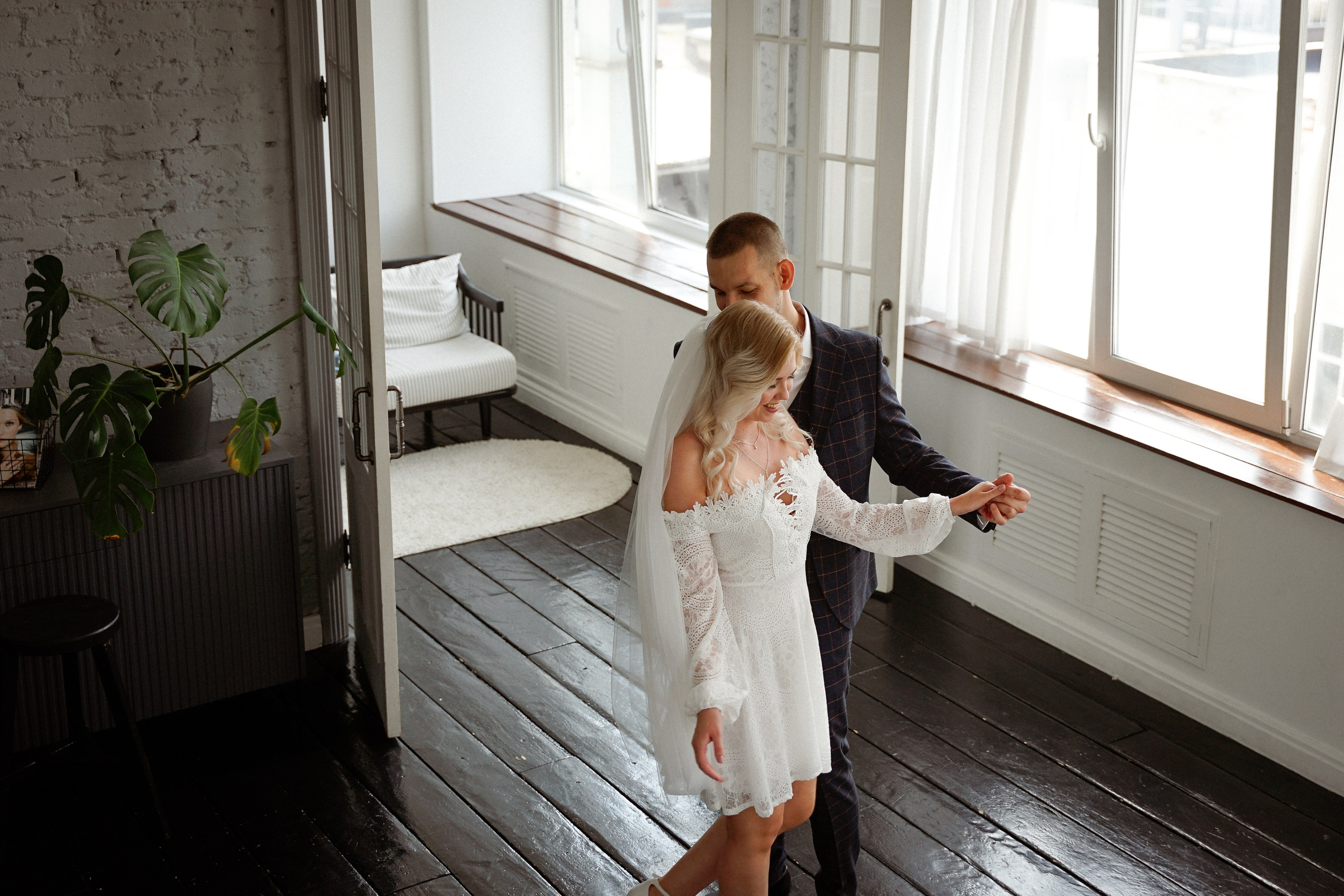 Свадебная фотосессия в студии с темным полом