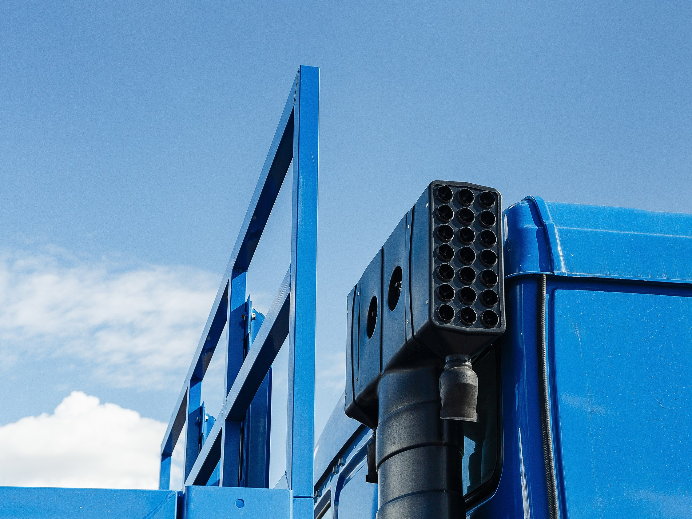 Профессиональная съёмка легковых автомобилей и большегрузов для продажи и контента. Выездная фотосессия спецтехники в Санкт-Петербурге. Репортажный фотограф Сергей Пушкин в СПб. Промышленная фотосъёмка авто. Фотограф для дилеров и производителей. 