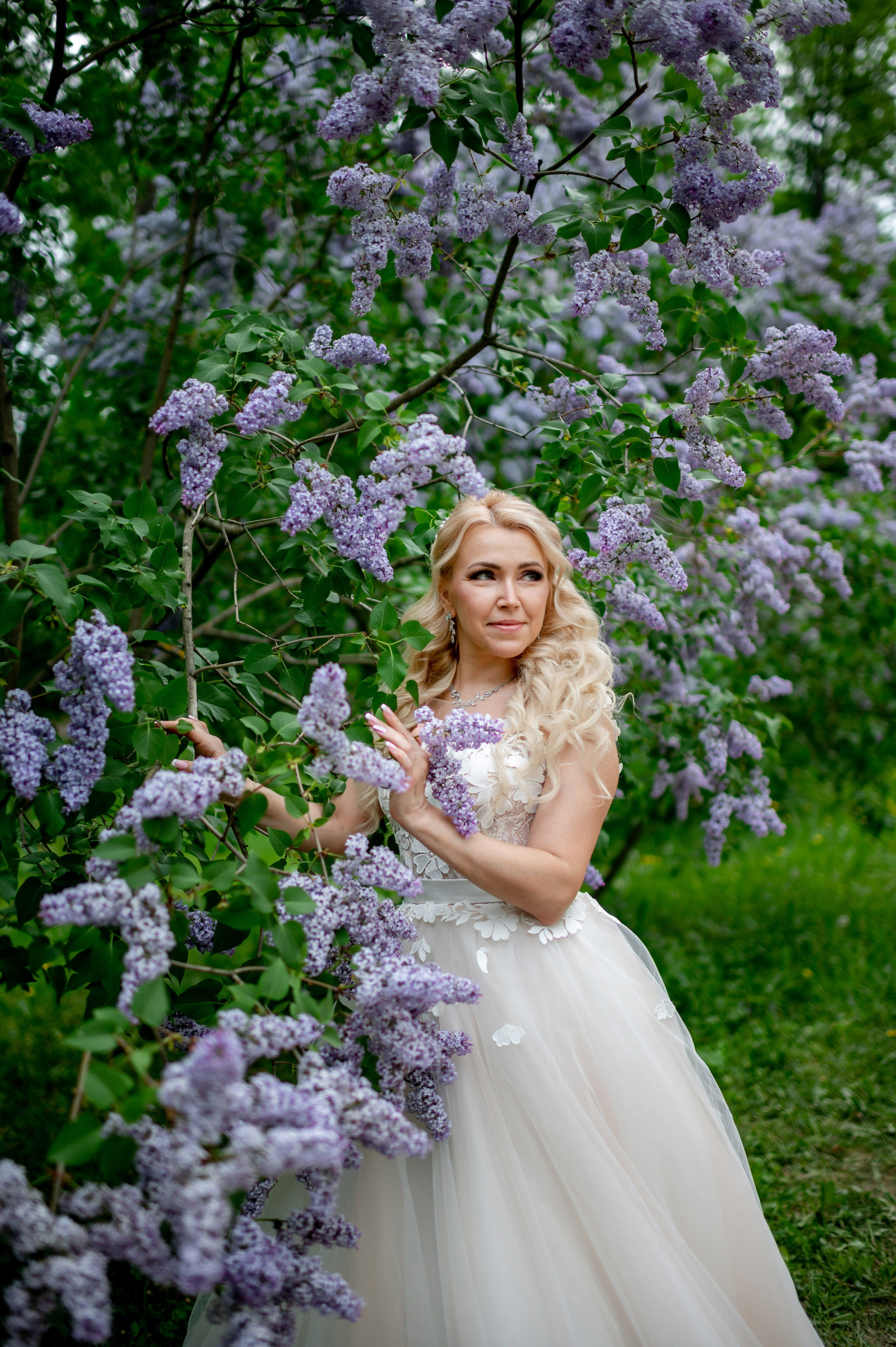 Евгения (фотосессия с малиновым chevrolet camaro, в сирени в Пушкине в Екатерининском парке). Портретный, семейный и свадебный фотограф в Санкт-Петербурге и в Пушкине Ширяев Денис