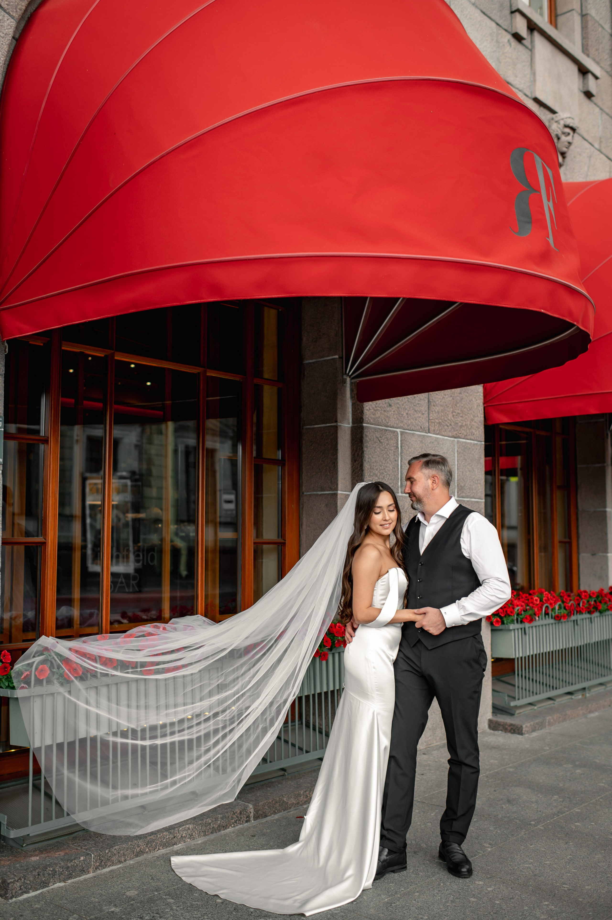 Классическая свадебная фотосессия Аины и Антона по самым красивым местам для свадебной прогулки в Санкт-Петербурге. Портретный, семейный и свадебный фотограф в Санкт-Петербурге и в Пушкине Ширяев Денис