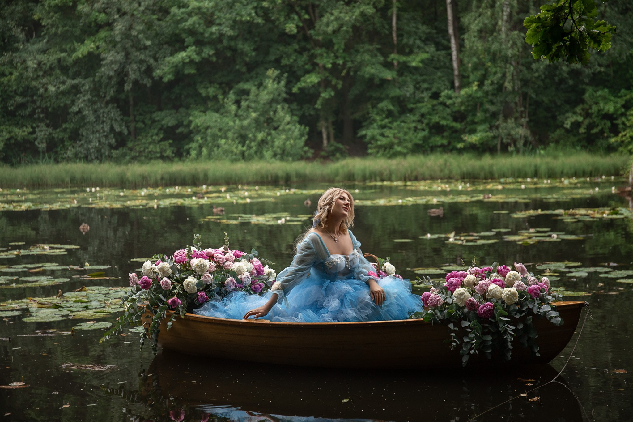 Лодка с пионами. Свадебный и портретный фотограф в Москве Мария Кравченко