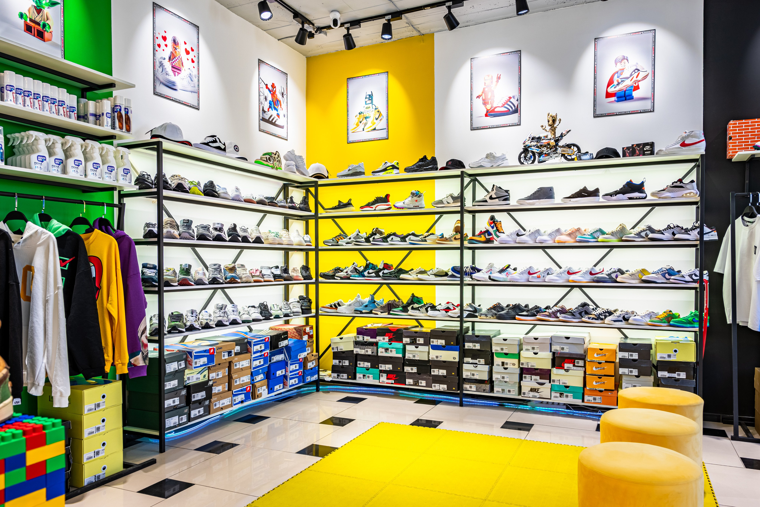 Интерьер. Магазин кроссовок. Предметный фотограф, фото для маркетплейсов Пятигорск, КМВ