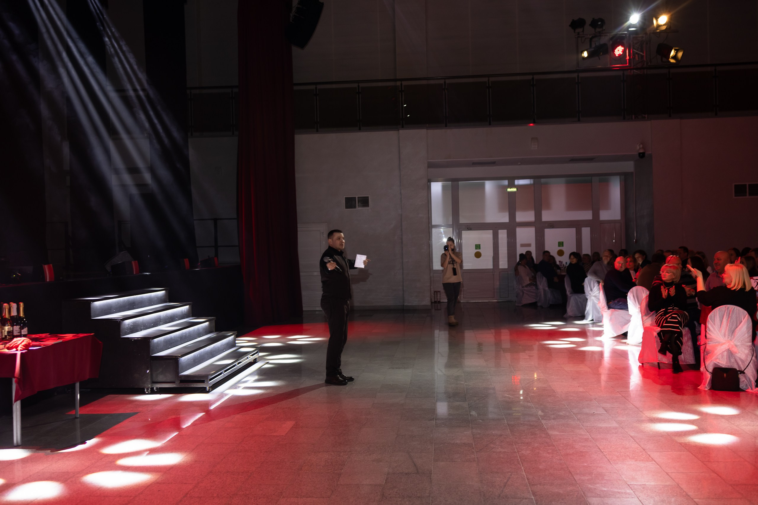 Ведущий в центре зала