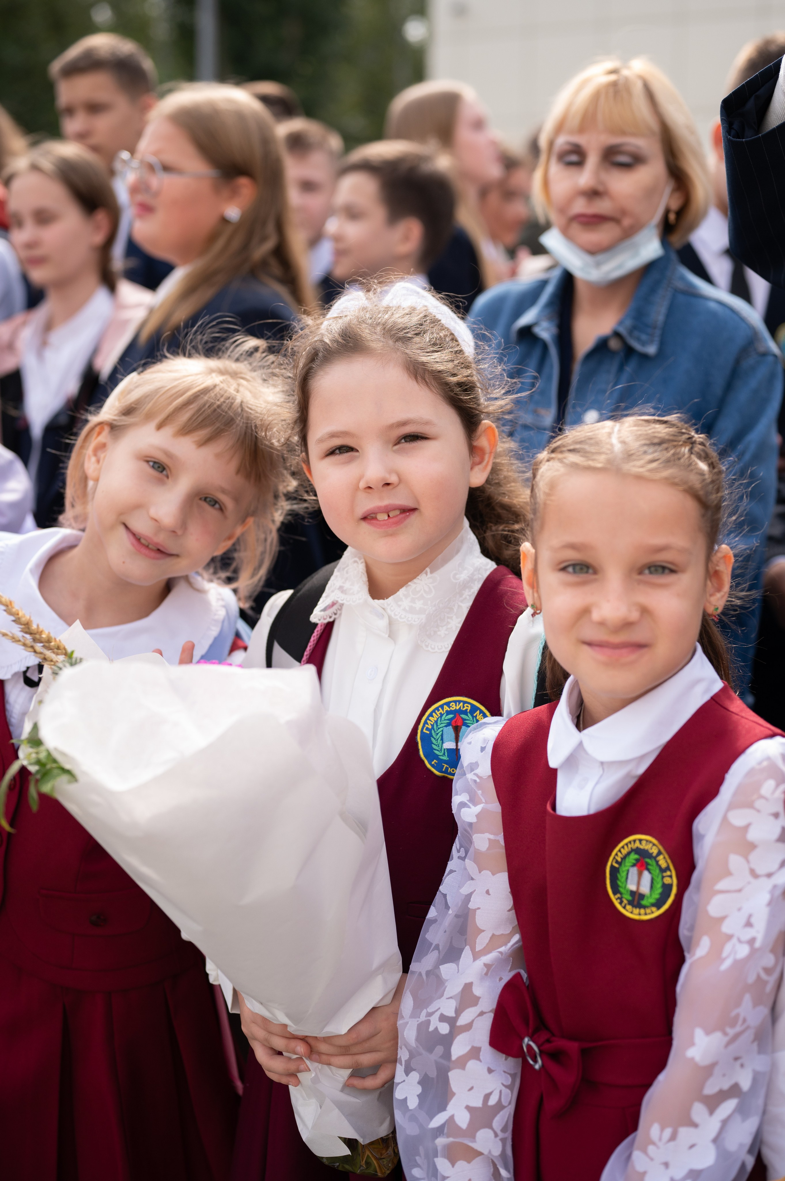 1 сентября 16 гимназия 2 класс (линейка + в классе+ на улице). Фотограф новорожденных, семейный детский в Тюмени Татьяна Морозова