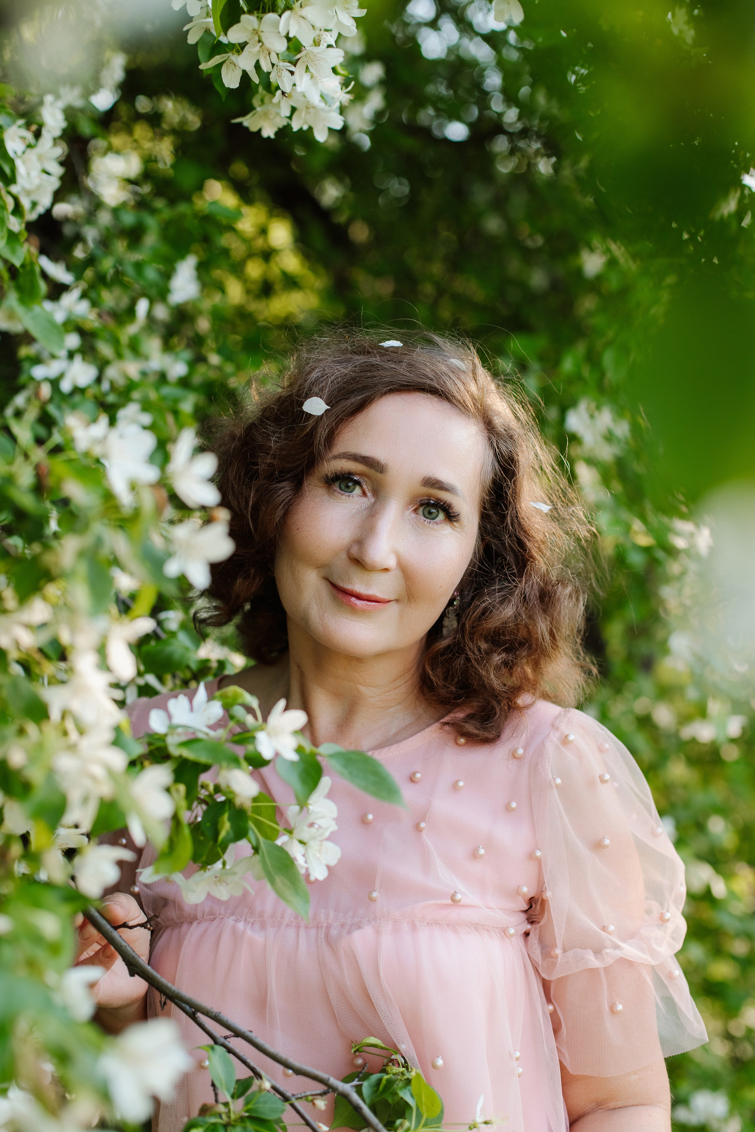Женская фотосессия в цветении. Контентный фотограф в Перми Натали Кытманова