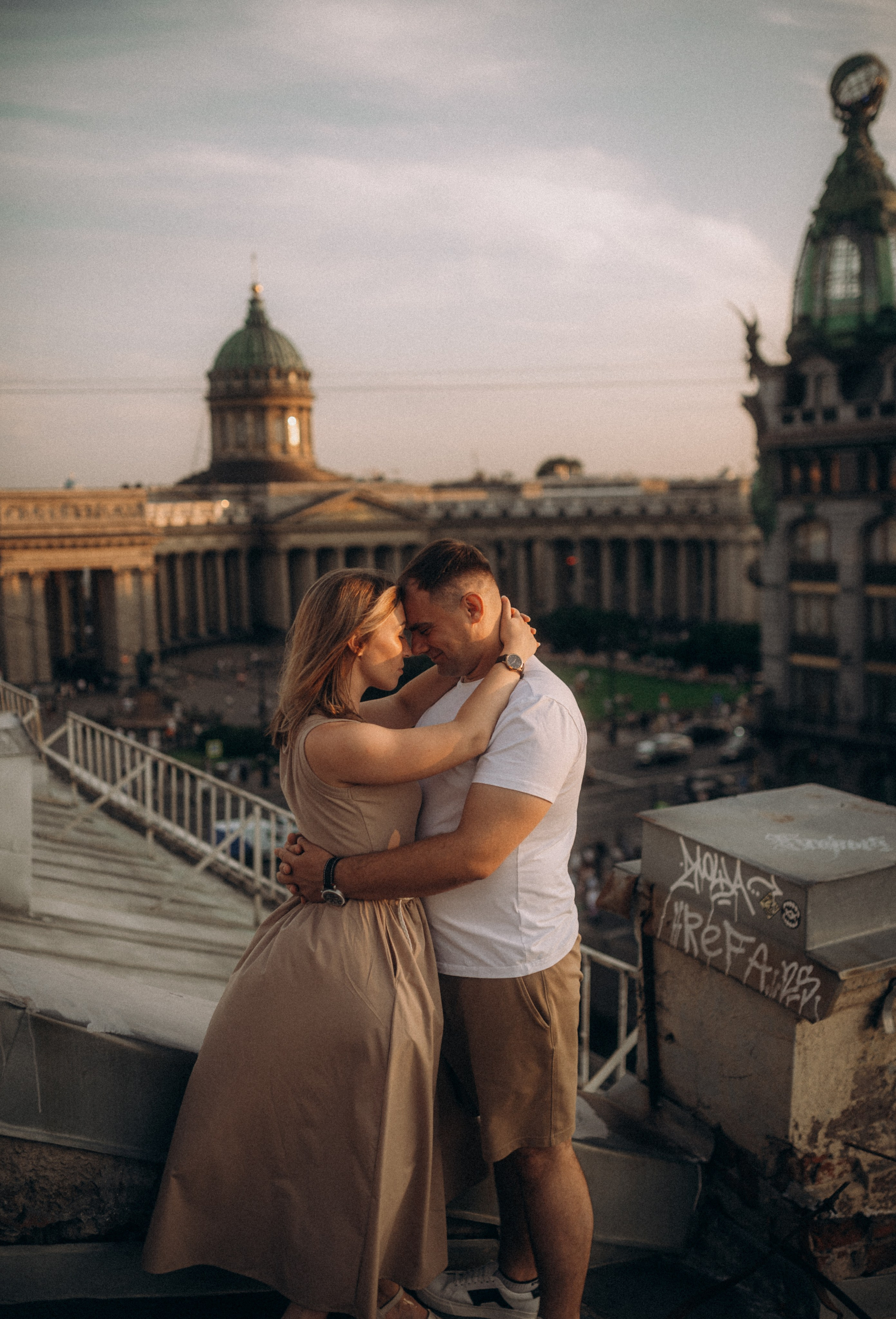 Мы сидим на питерской, теплой крыше. Фотограф в Санкт Петербурге Лара Великова