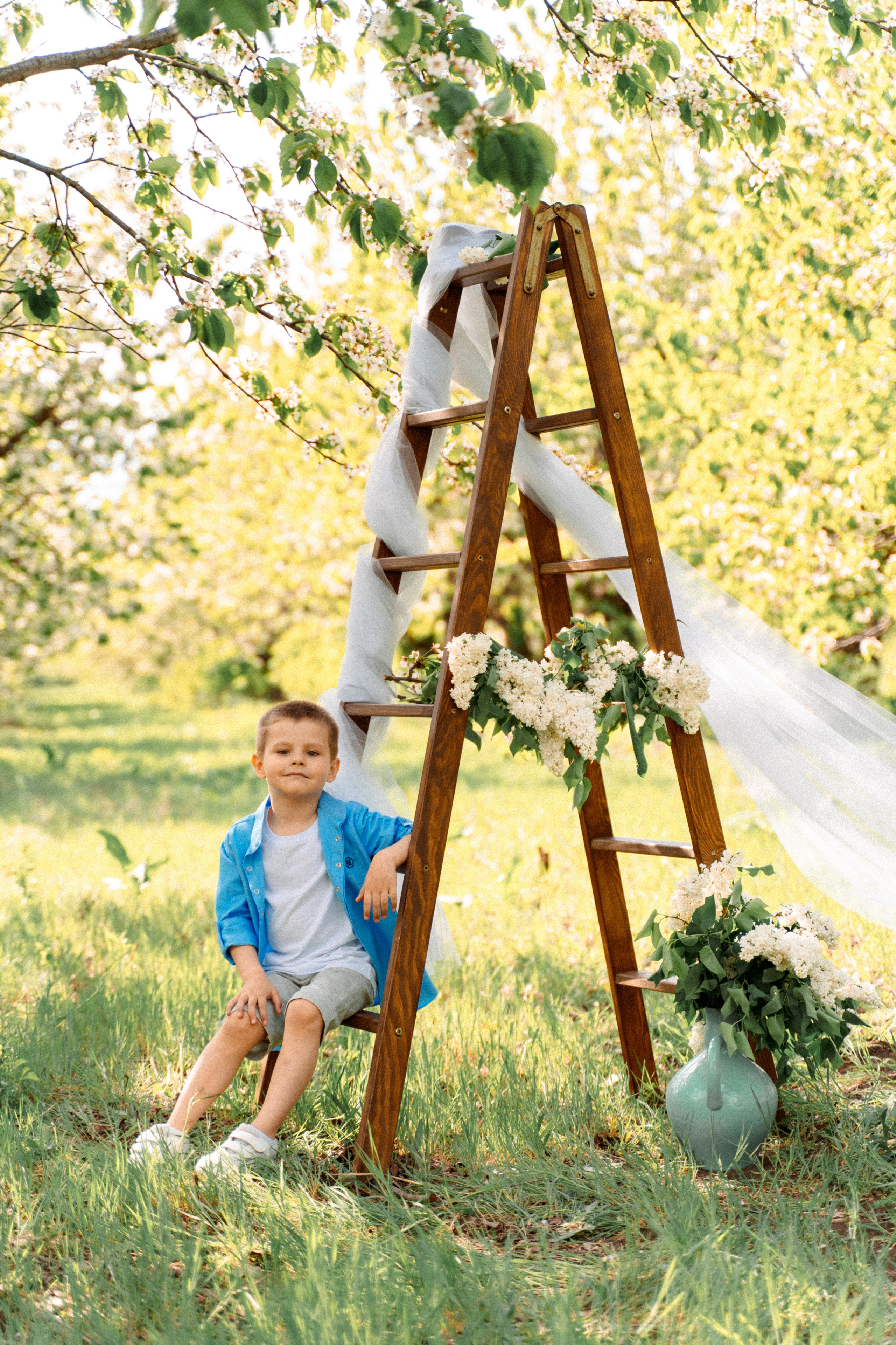 Сава и Ася в цветущем саду. Семейный фотограф Новочеркасск