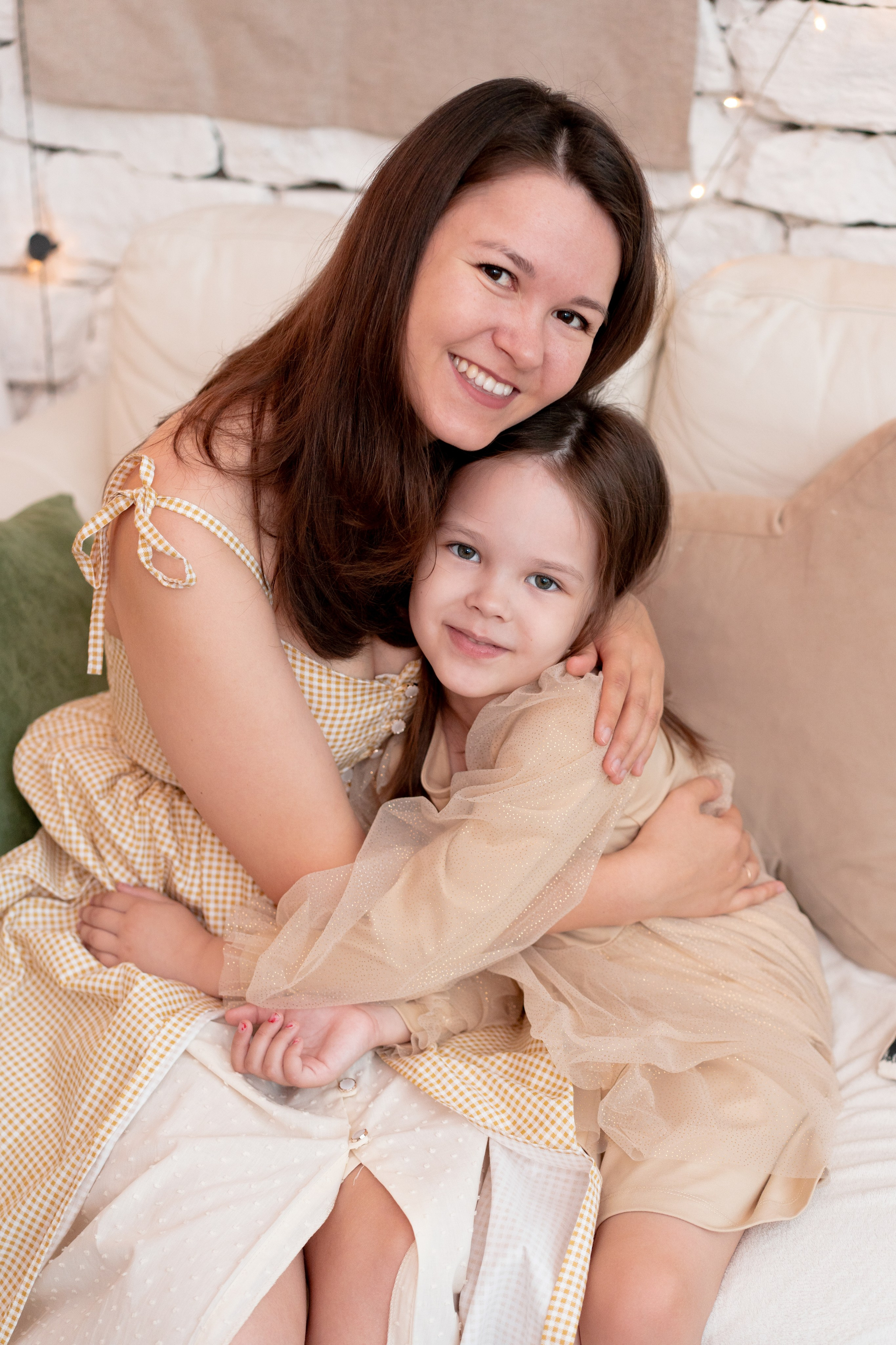 Оливия и Алина с мамой и папой. Детская, семейная фотостудия в Санкт-Петербурге