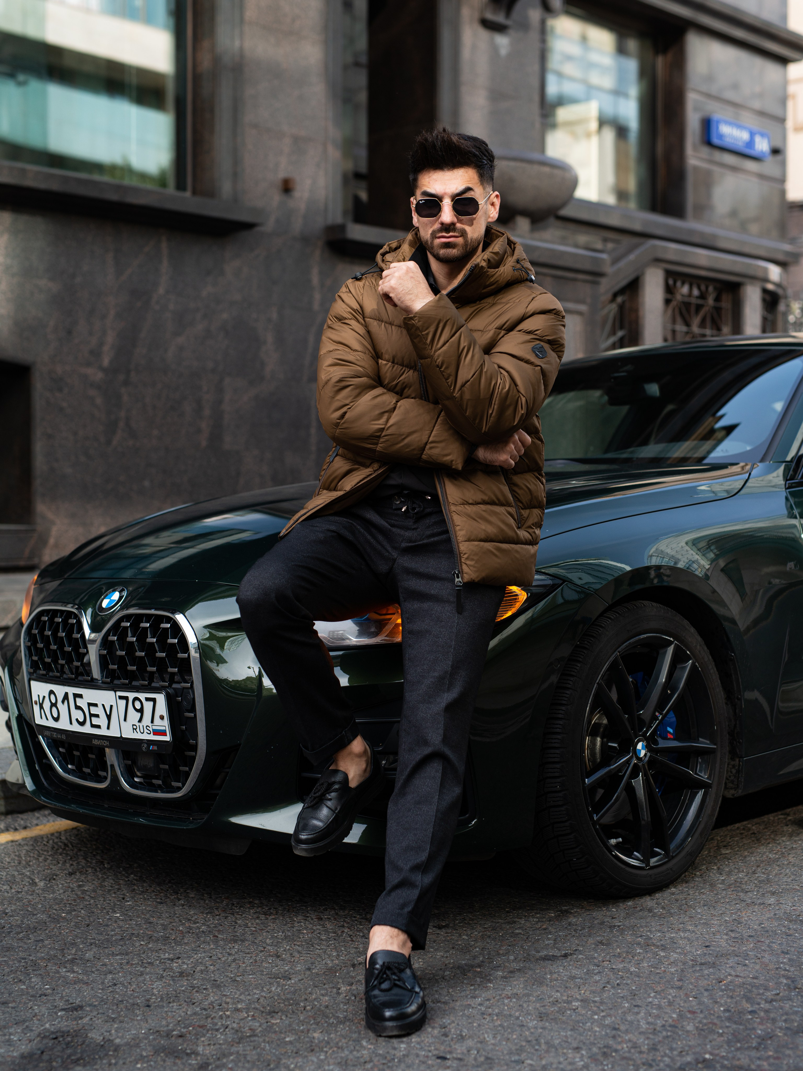 Креативная фэшн-съемка с акцентом на сочетание различных стилей и текстур.