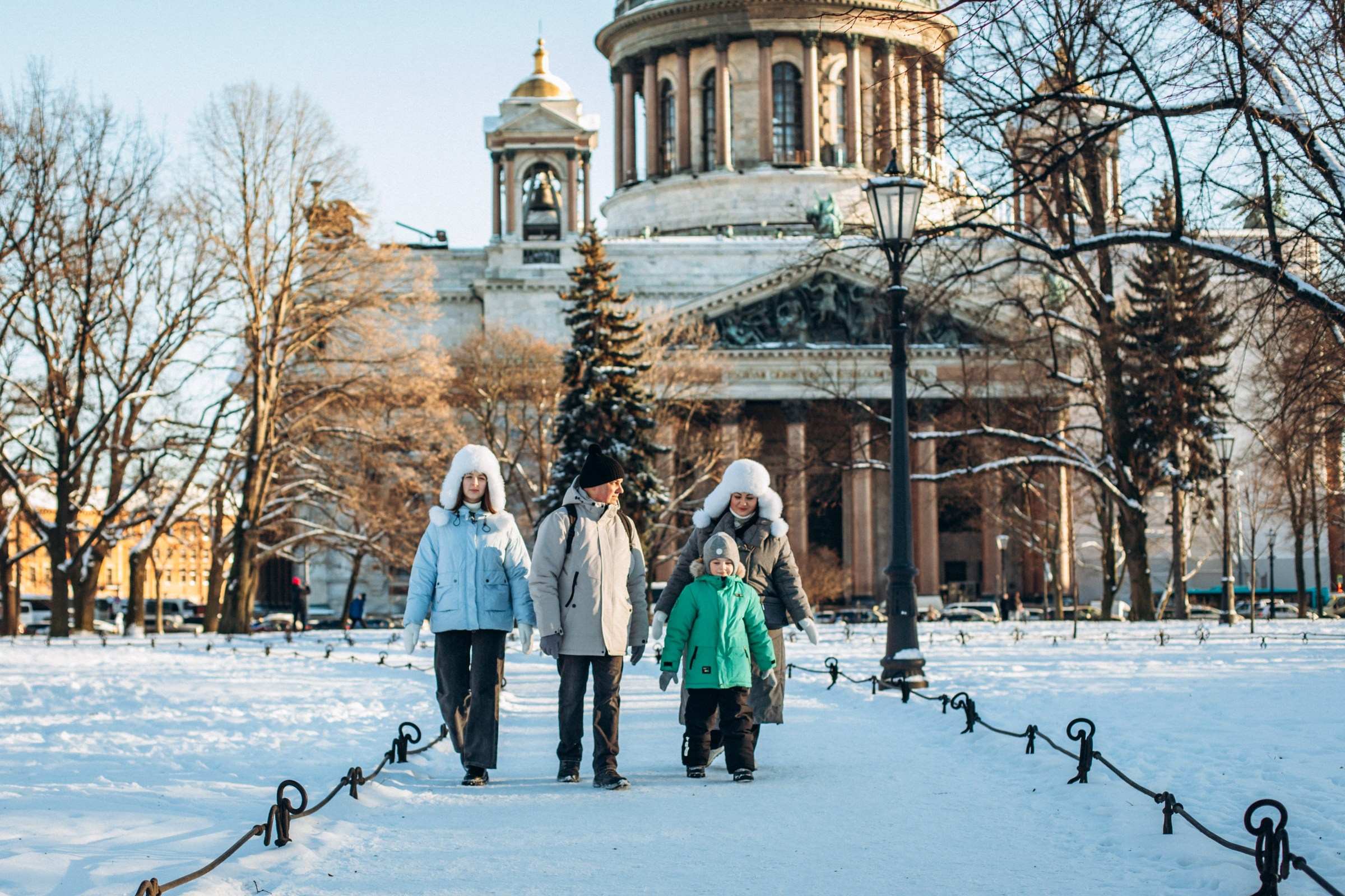 Анна с семьей в феврале. Фотопрогулка в Петербурге. Индивидуальный и семейный фотограф в Санкт-Петербурге